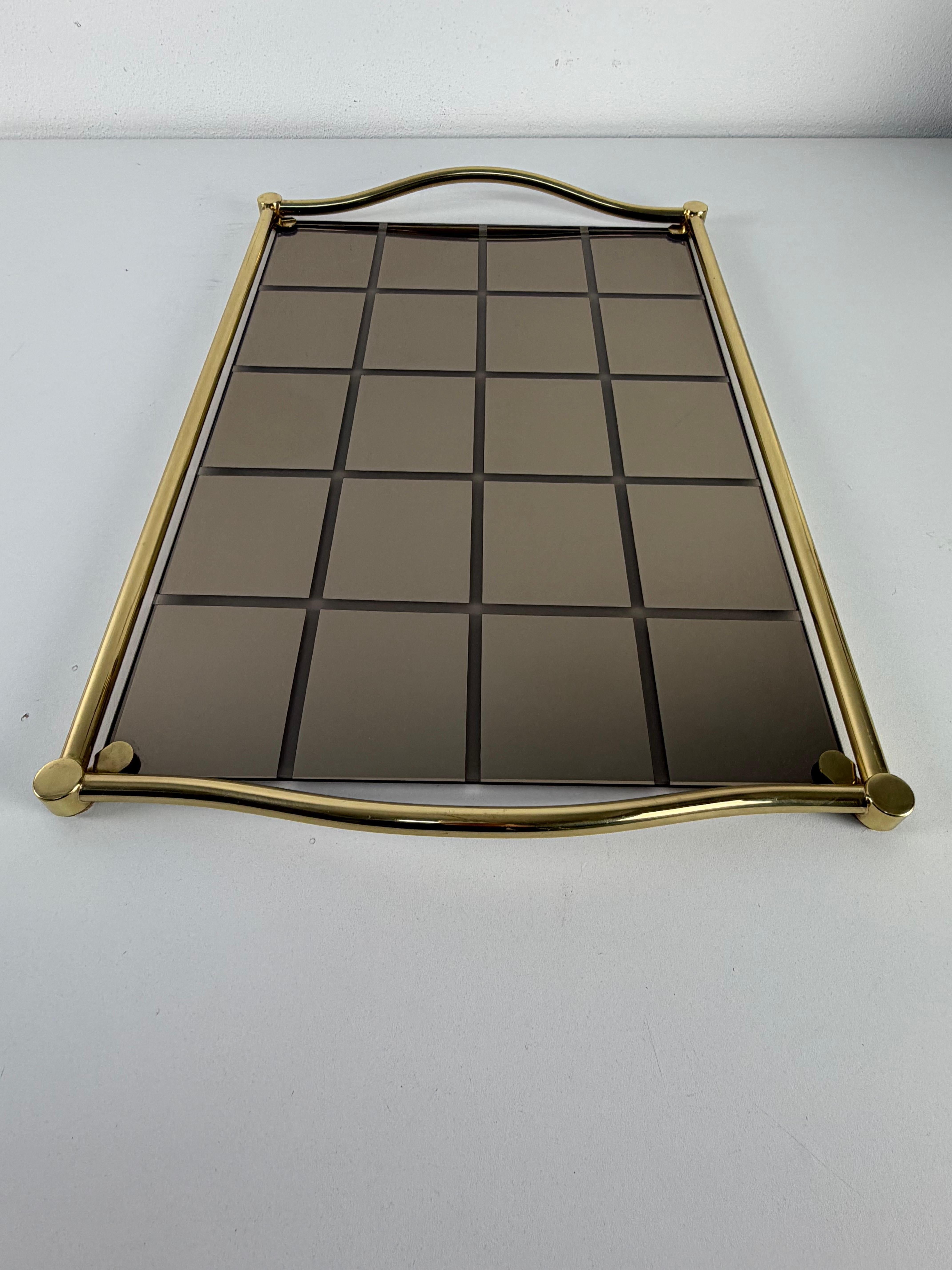 Großes Tablett aus italienischem Messing und geräuchertem Spiegelglas, 1980er Jahre (Italienisch) im Angebot