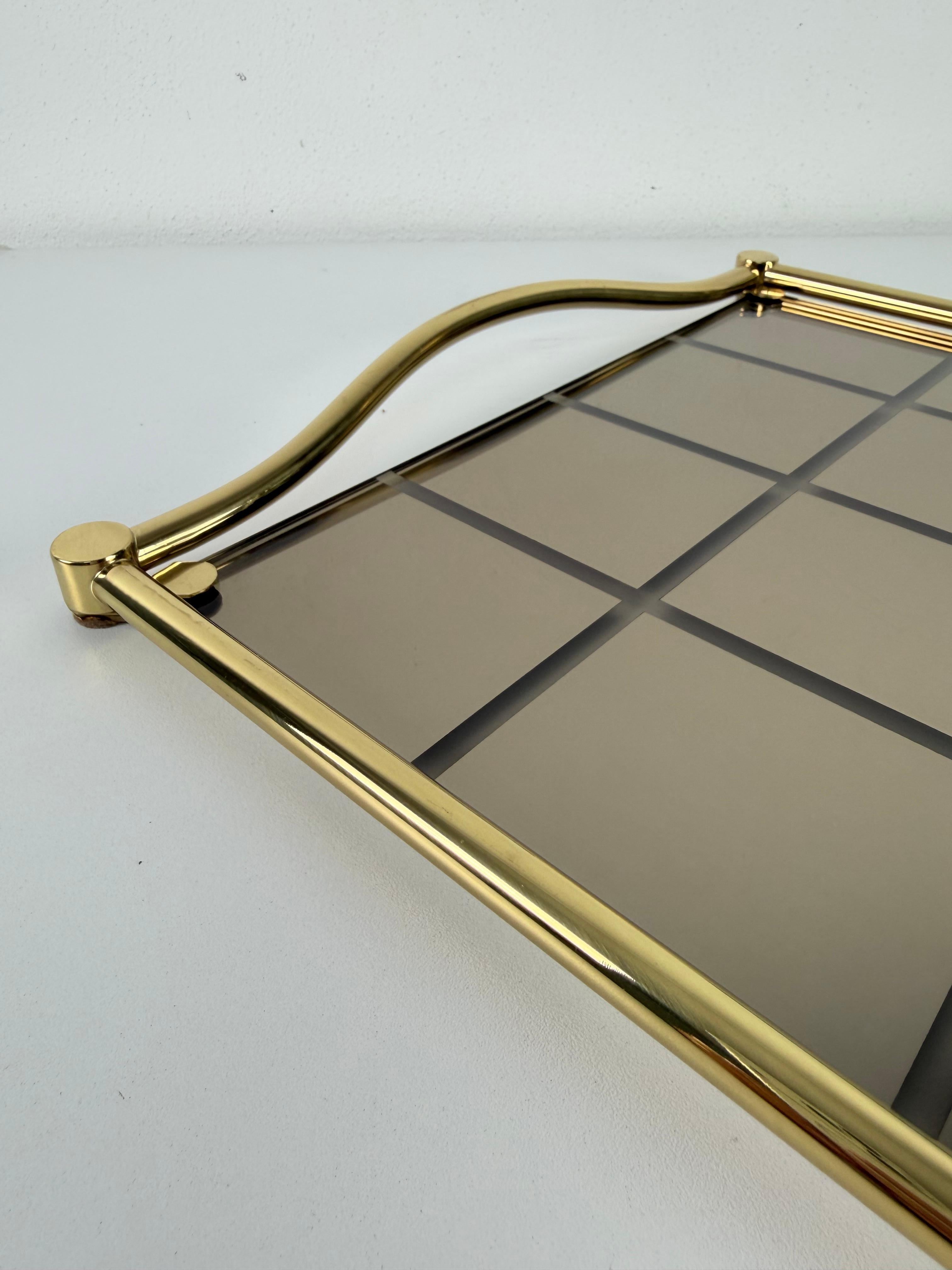 Großes Tablett aus italienischem Messing und geräuchertem Spiegelglas, 1980er Jahre (Ende des 20. Jahrhunderts) im Angebot