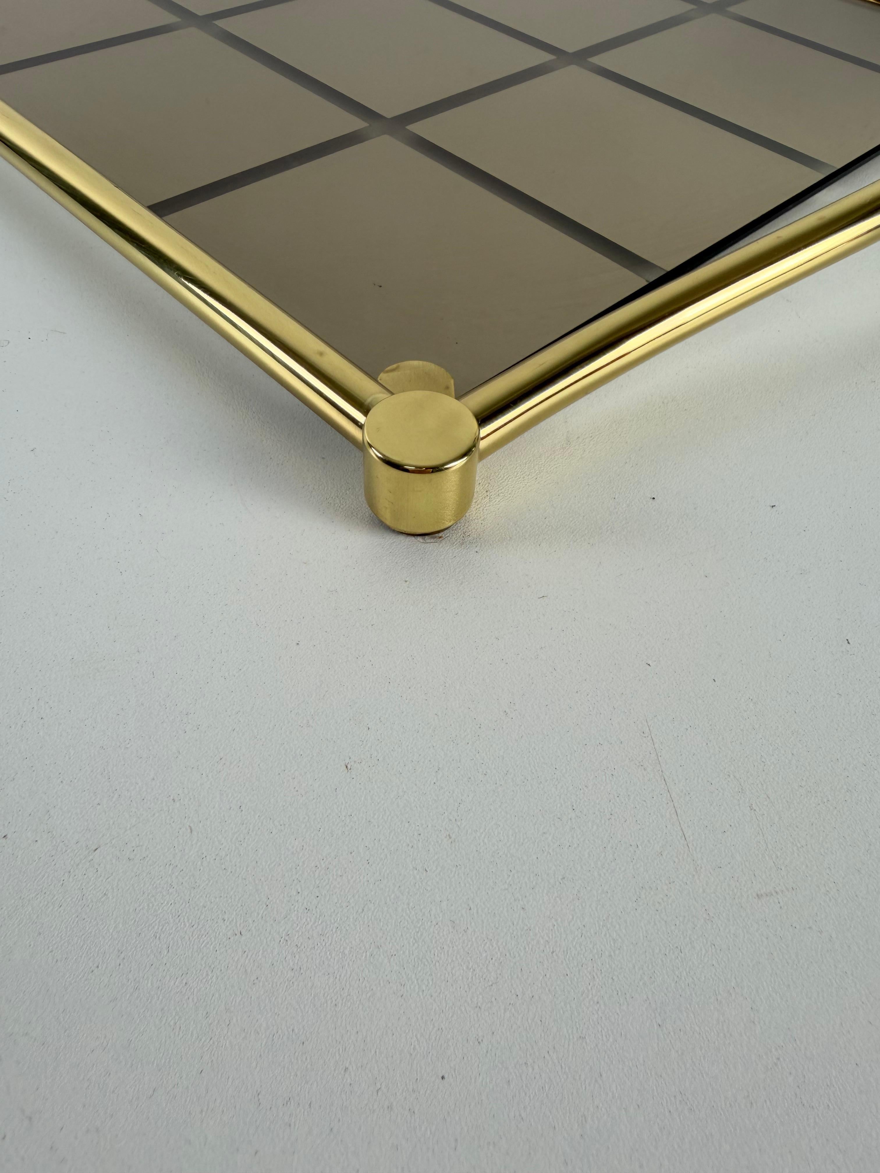 Großes Tablett aus italienischem Messing und geräuchertem Spiegelglas, 1980er Jahre im Angebot 1