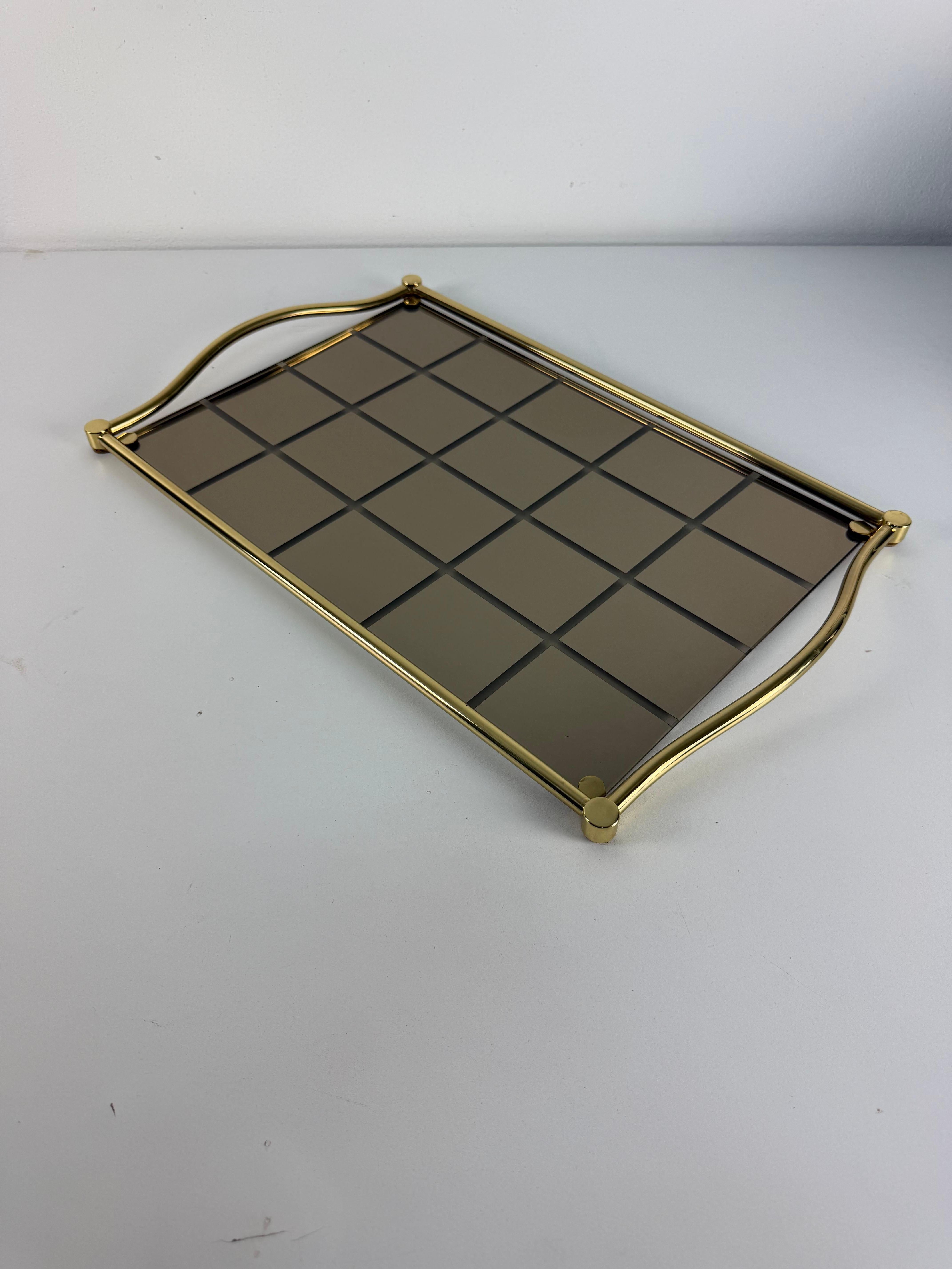 Großes Tablett aus italienischem Messing und geräuchertem Spiegelglas, 1980er Jahre im Angebot 2