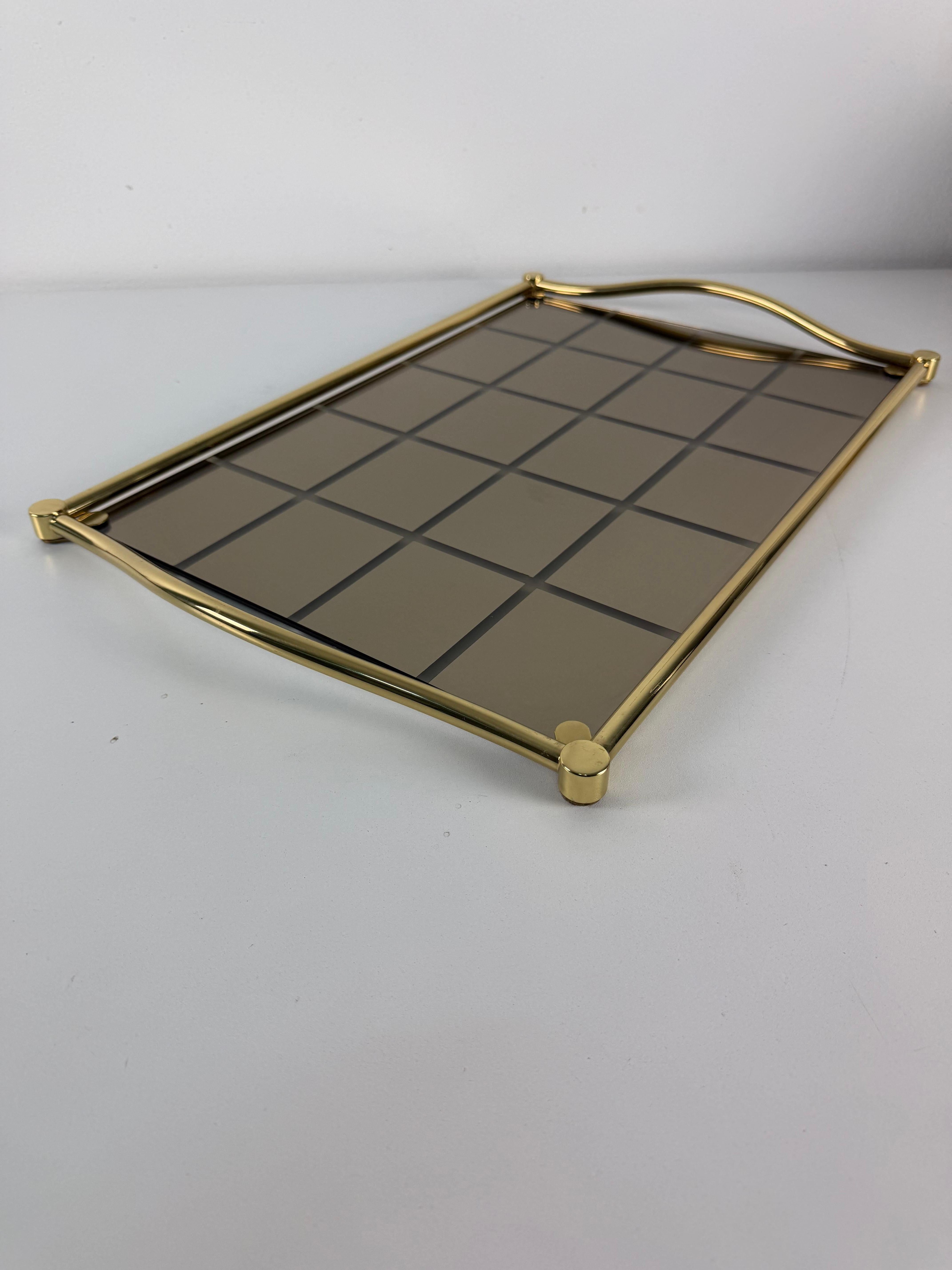 Großes Tablett aus italienischem Messing und geräuchertem Spiegelglas, 1980er Jahre im Angebot 3