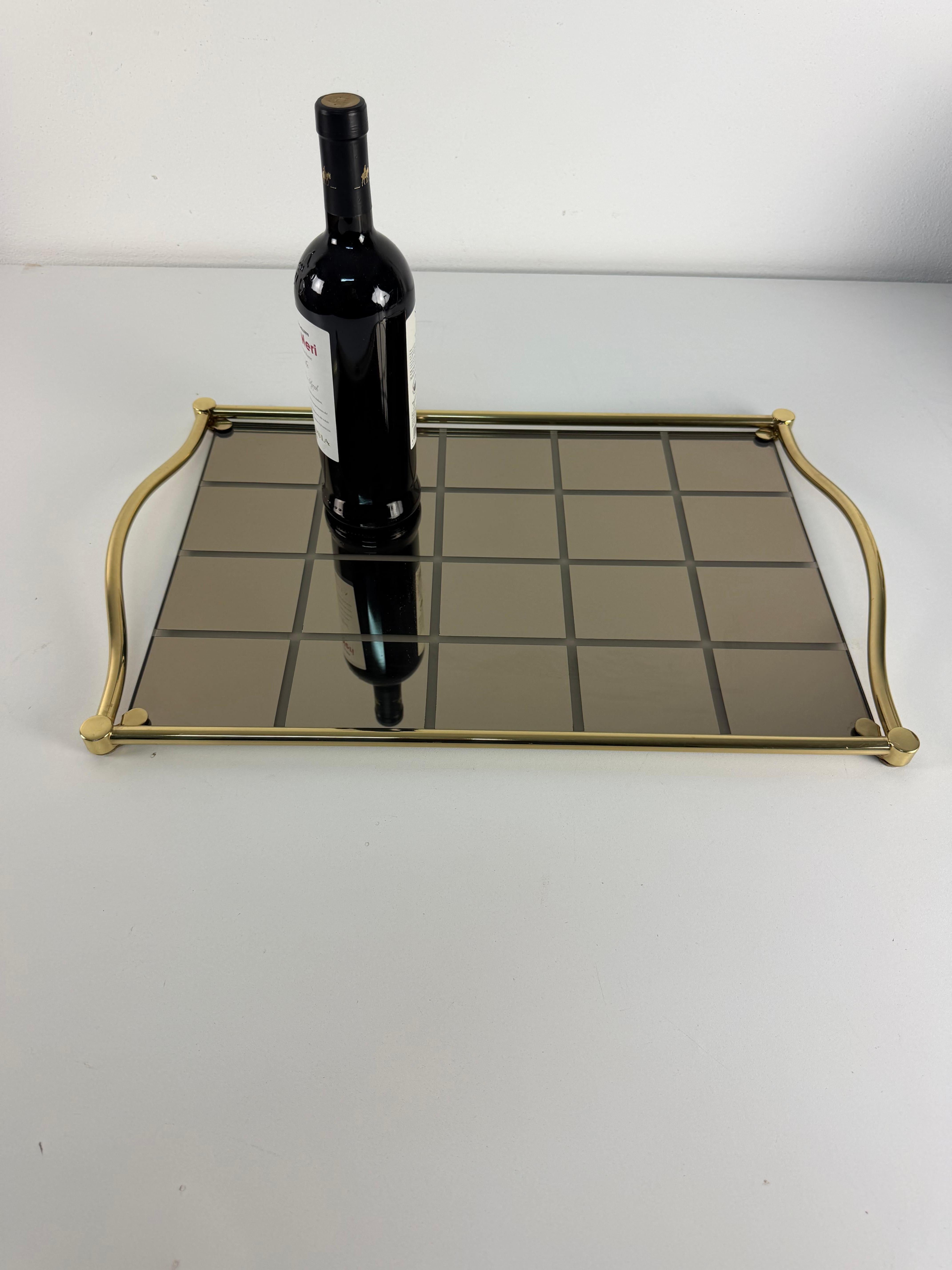 Großes Tablett aus italienischem Messing und geräuchertem Spiegelglas, 1980er Jahre im Angebot 4