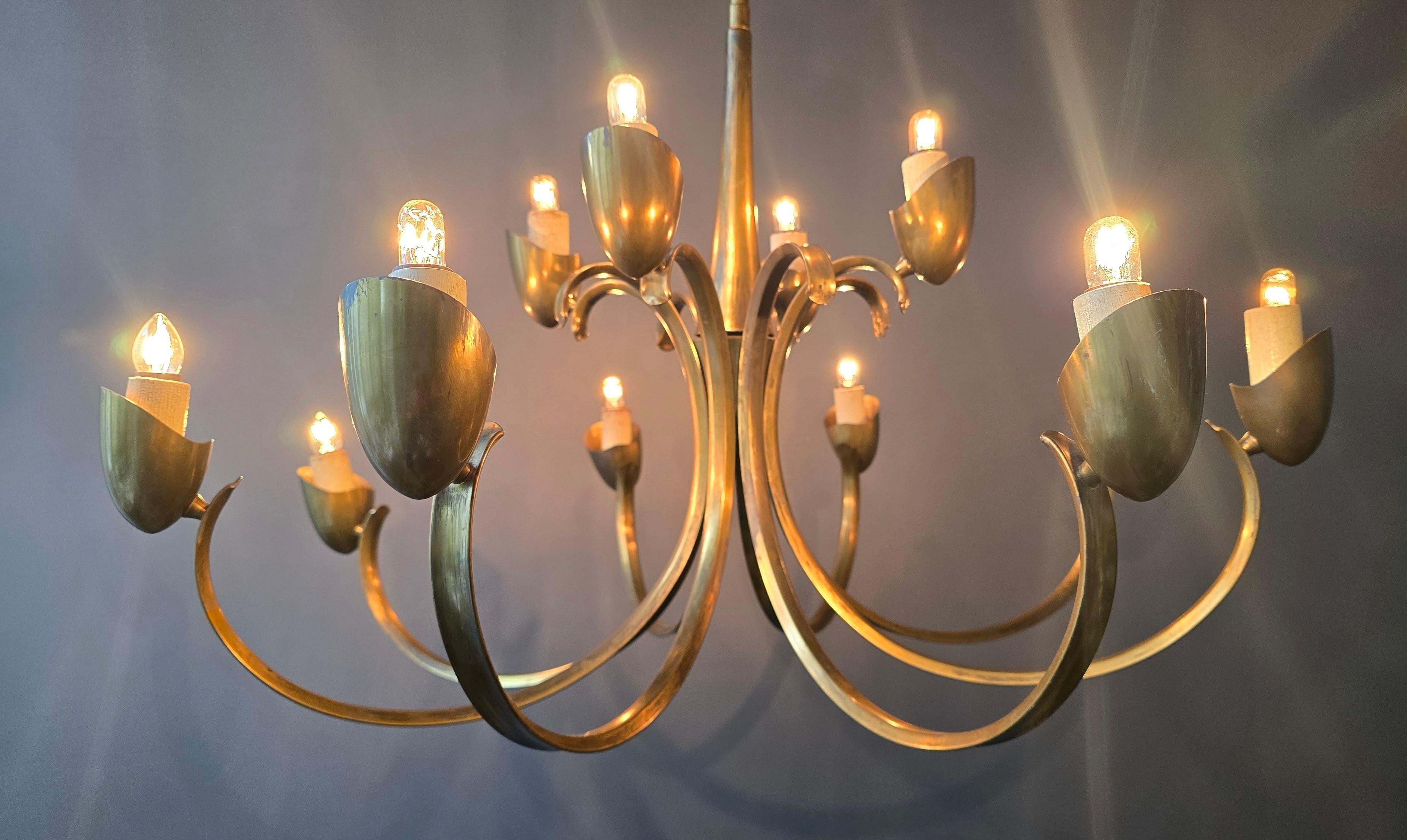 Mid-Century moderno Grande lampadario italiano in ottone con 12 bracci, anni '50 in vendita