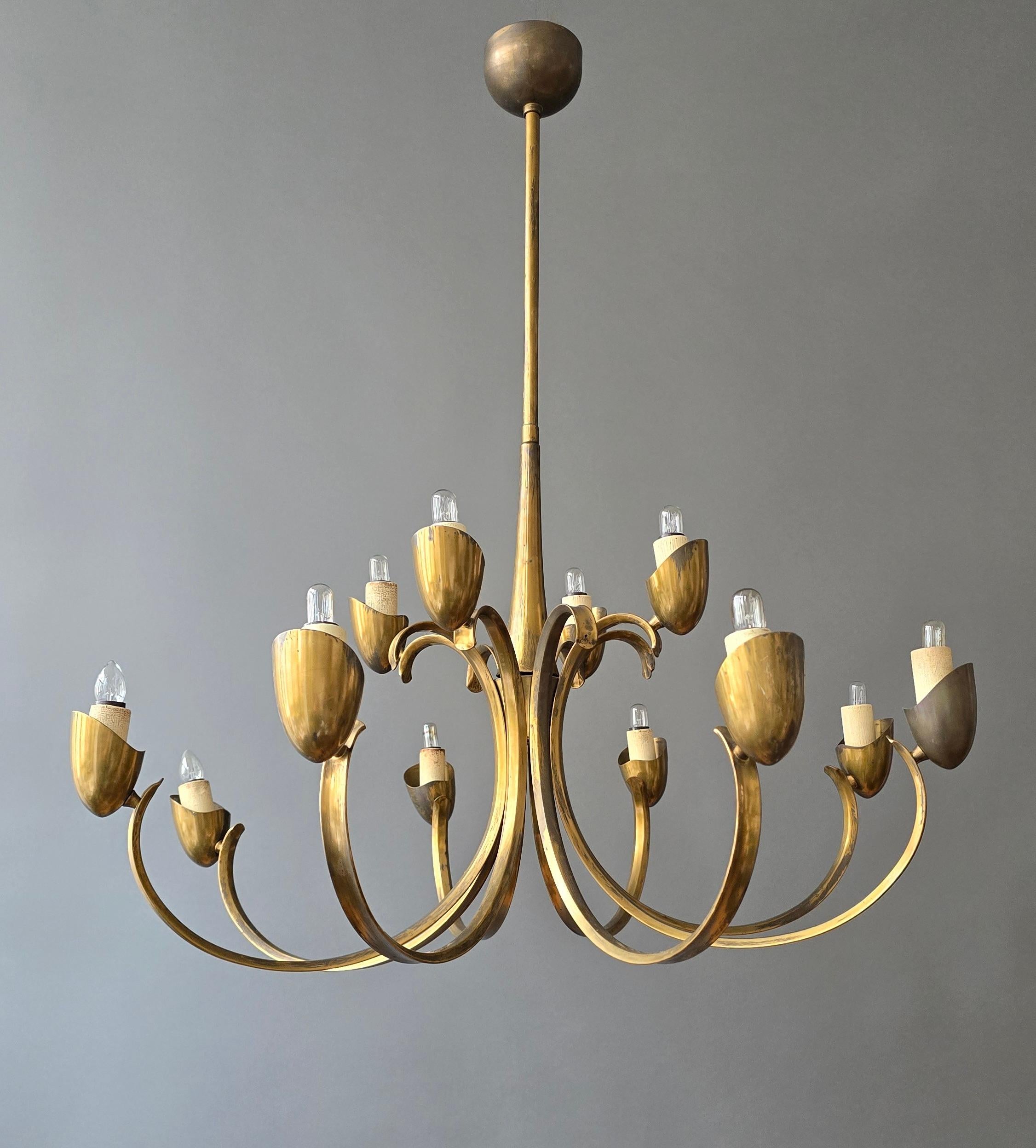 Italiano Grande lampadario italiano in ottone con 12 bracci, anni '50 in vendita