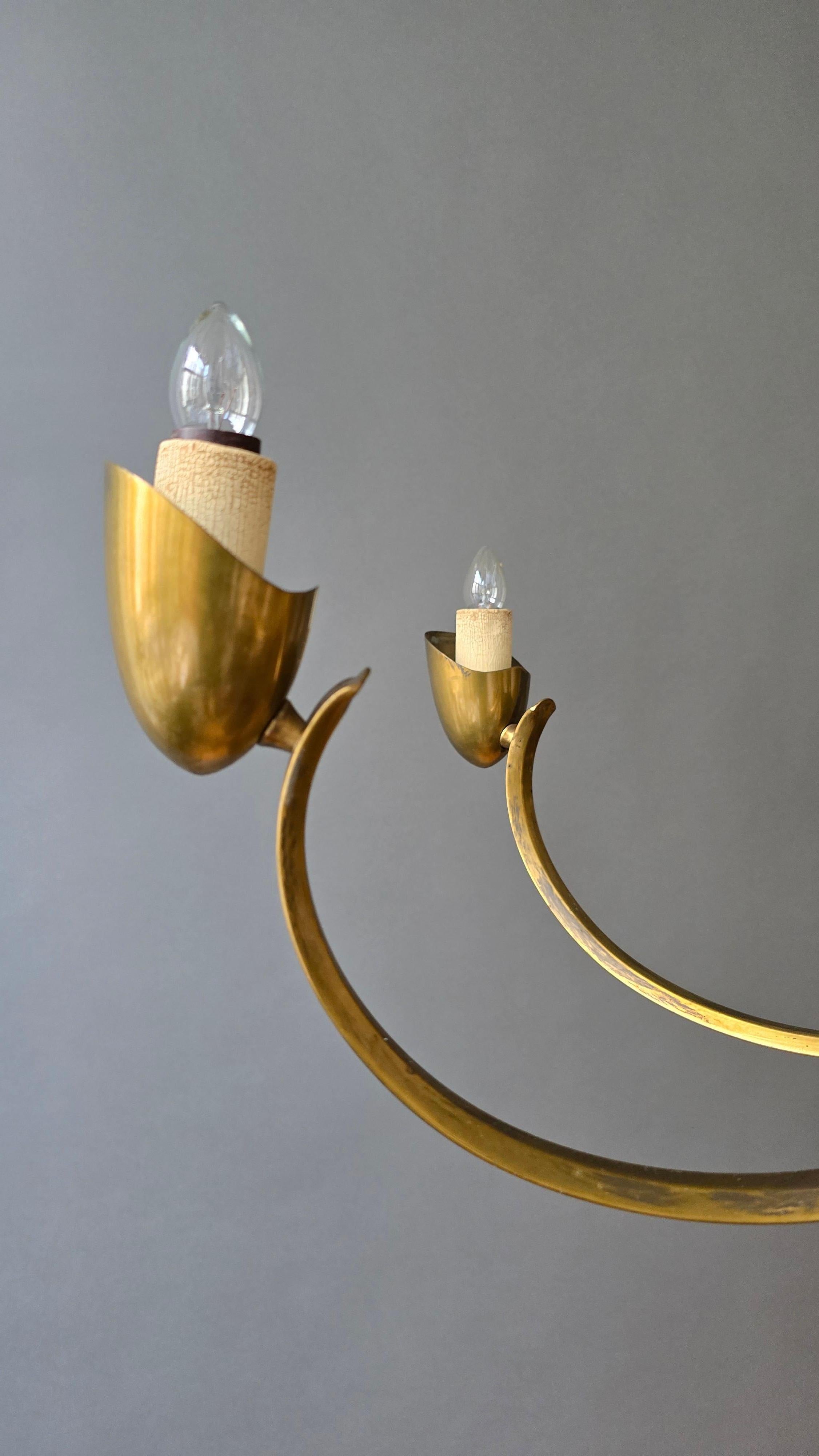 Grande lampadario italiano in ottone con 12 bracci, anni '50 In condizioni buone in vendita a Antwerp, BE