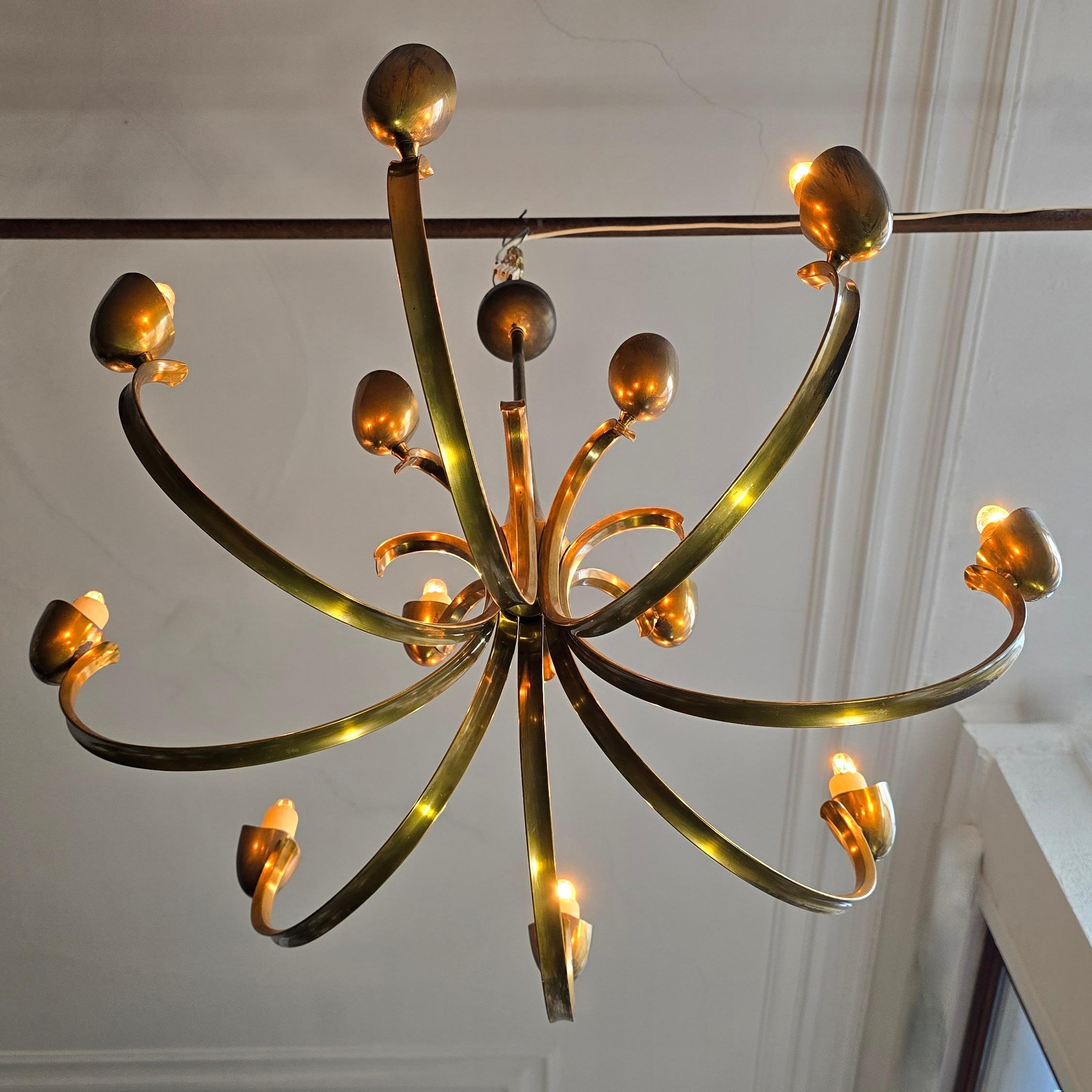 Ottone Grande lampadario italiano in ottone con 12 bracci, anni '50 in vendita