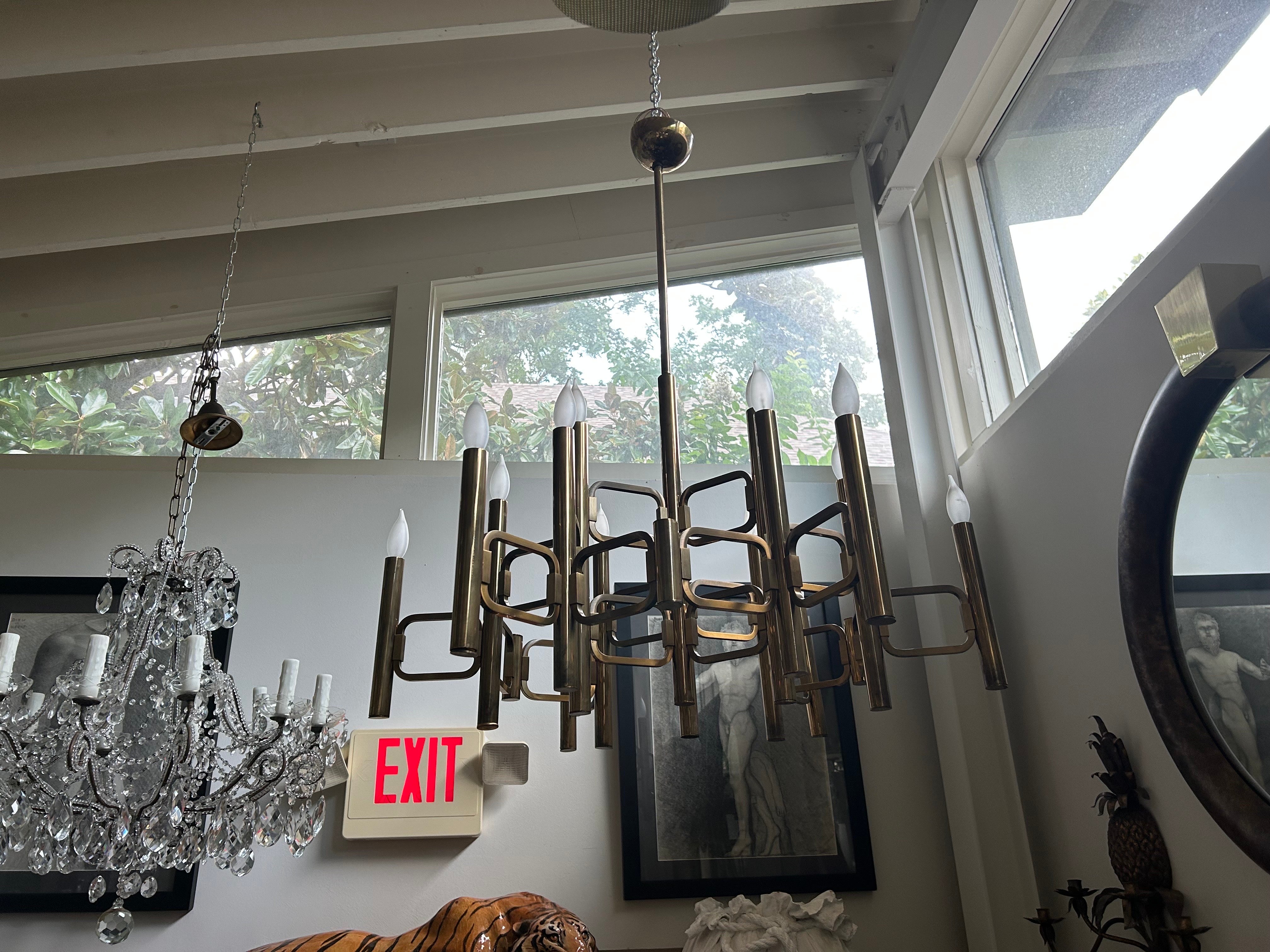 Grande lampadario cubista italiano in ottone di Gaetano Sciolari.
Il grande lampadario italiano in ottone è stato progettato da Gaetano Sciolari per Sciolari Lighting a metà o alla fine degli anni Sessanta.
Questo bellissimo lampadario è dotato di