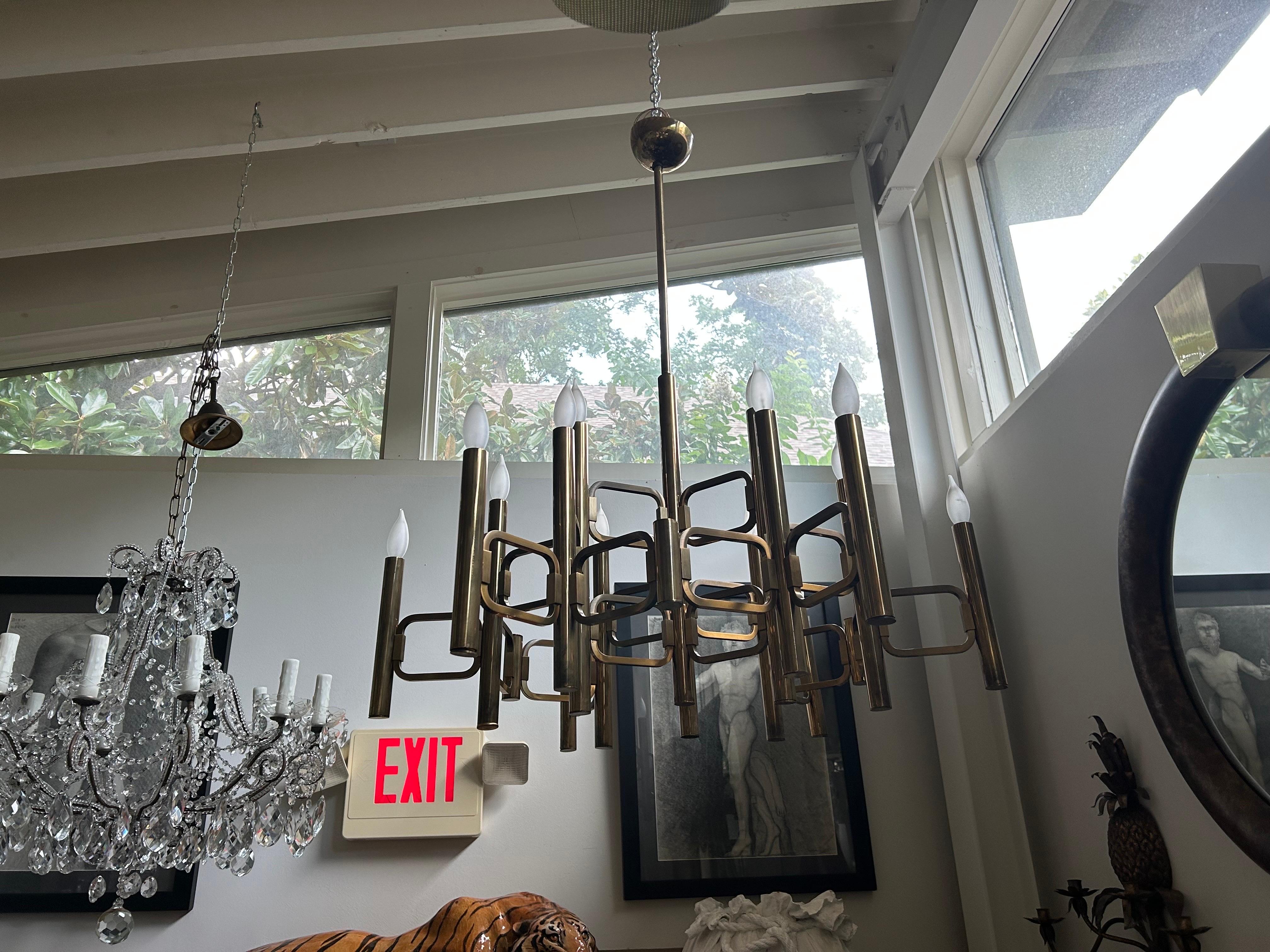 Mid-Century moderno Grande lampadario cubista italiano in ottone di Gaetano Sciolari in vendita