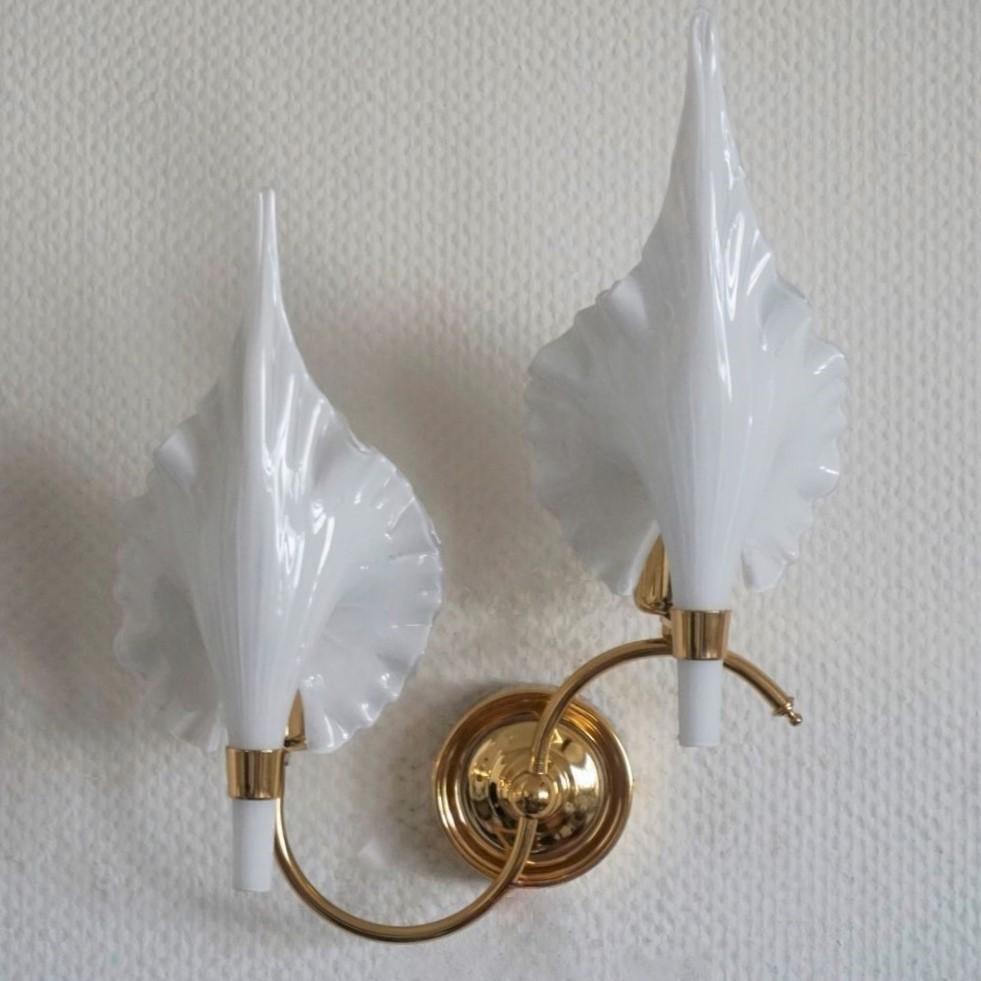 A large Barovier & Toso White Murano glass double leaf wall light with gilt brass mounts, Italy, 1950-1959. It takes two E27 light bulbs.
In very good condition and rewired.
Measures: Height 18