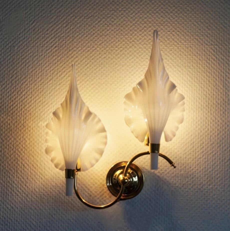 Barovier & Toso White Murano Glass Brass Leaf Two-Light Wall Sconce, 1950s In Good Condition For Sale In Frankfurt am Main, DE