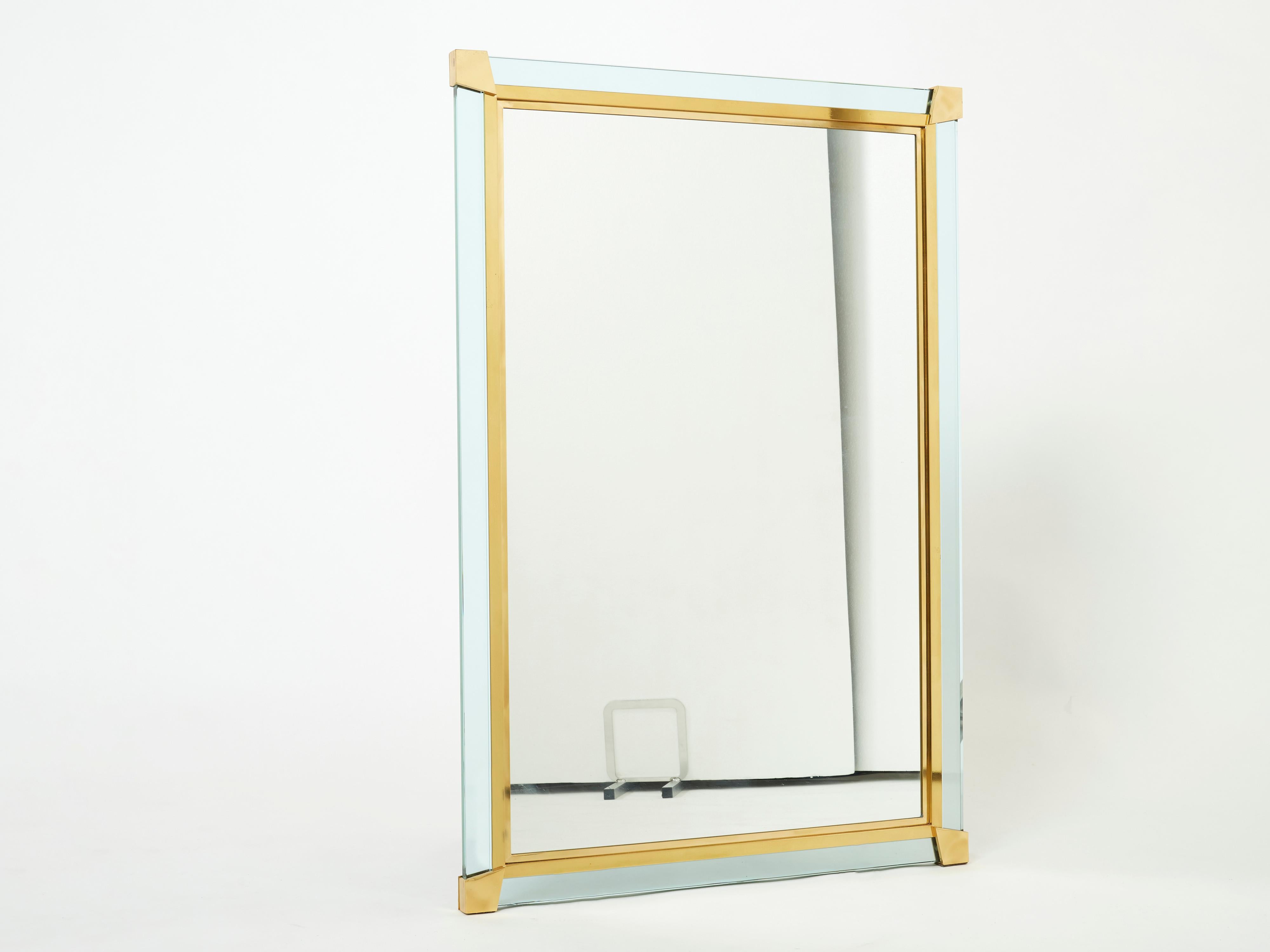 With its strong presence, this beautiful brass and thick Murano glass mirror was made in Italy in the late 1970s. Inspired by the style of Max Ingrand for Fontana Arte, this wall mirror features a brass frame with brass corners, framed by with a