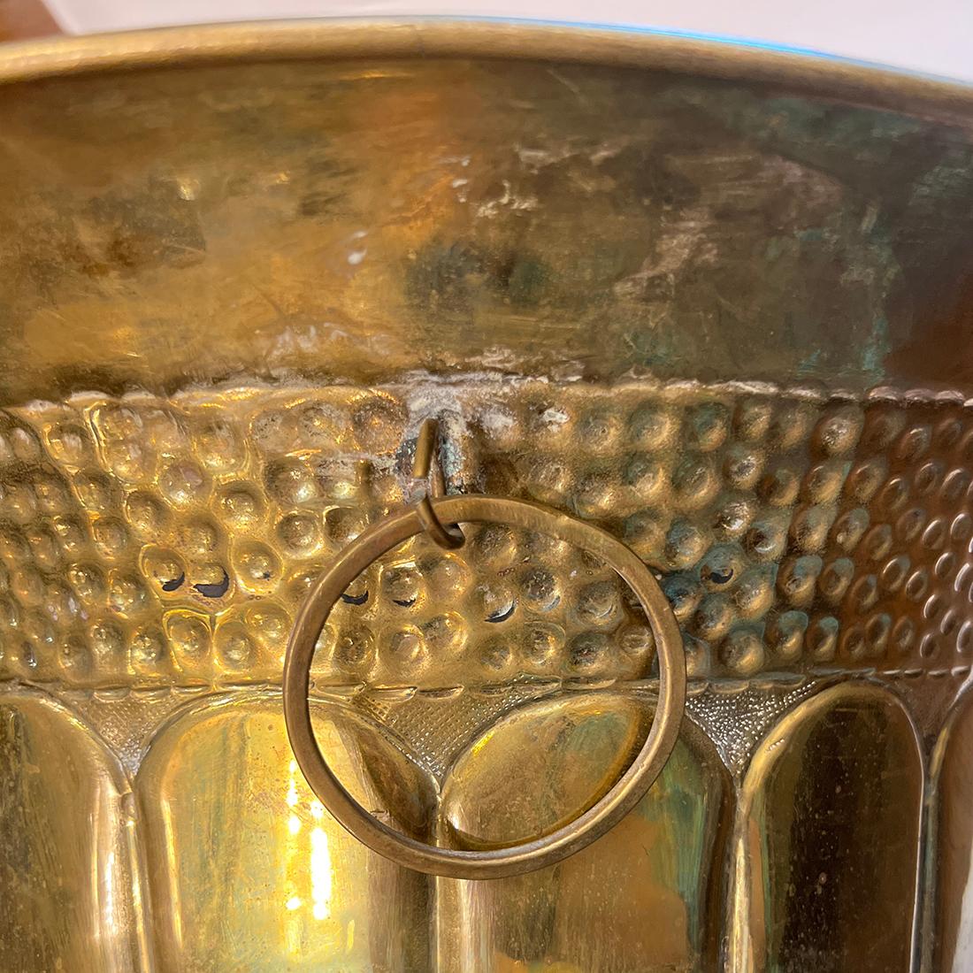Ein italienischer Übertopf mit Repousse aus den 1940er Jahren mit originaler Patina.

Abmessungen:
Höhe: 14