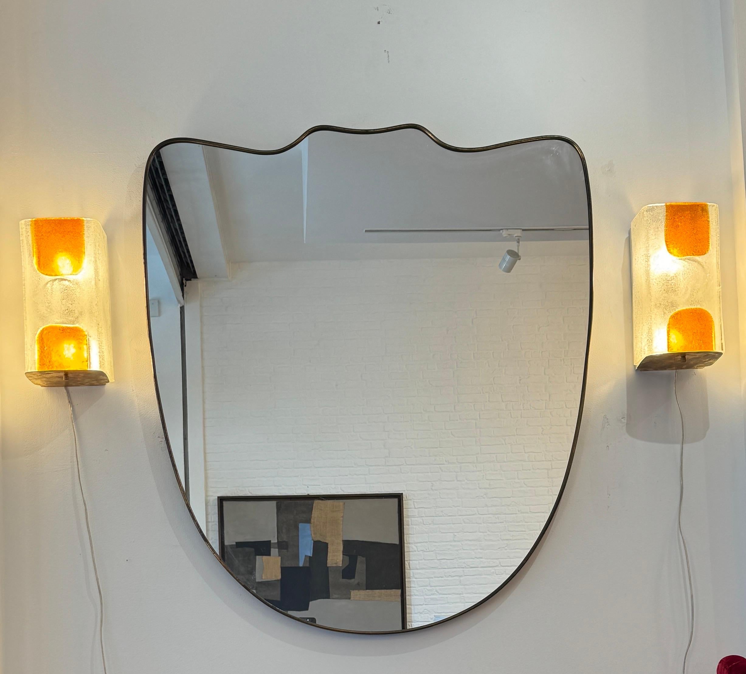 20ième siècle Grand miroir italien à bouclier en laiton