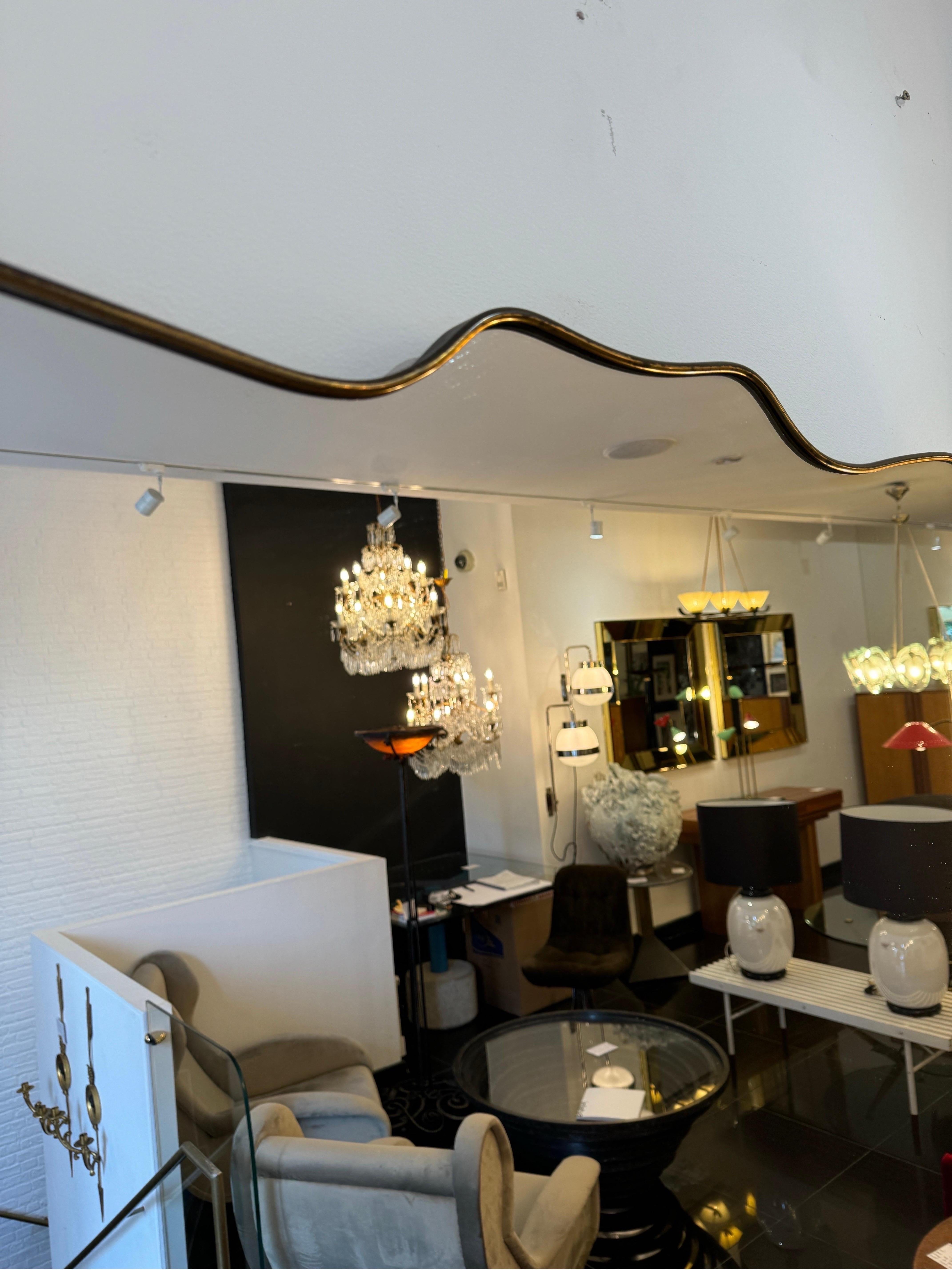 Laiton Grand miroir italien à bouclier en laiton