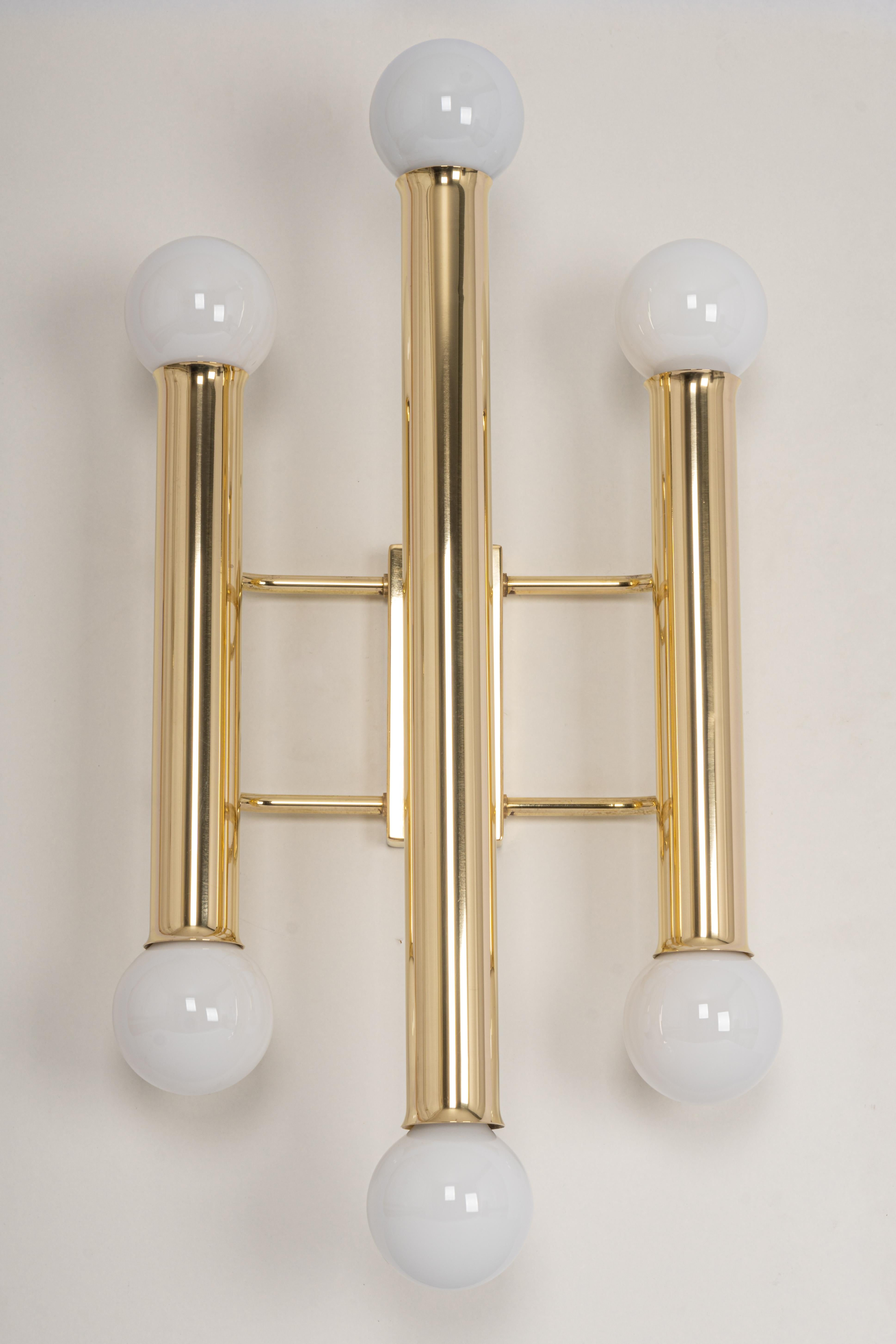 Large Italian Brass wall sconce Sciolari style, 1970s.
Each wall light needs 6 x E27 Standard bulb.
Light bulbs are not included. It is possible to install this fixture in all countries (US, UK, Europe, Asia, Australia,..)
Good condition.
Please