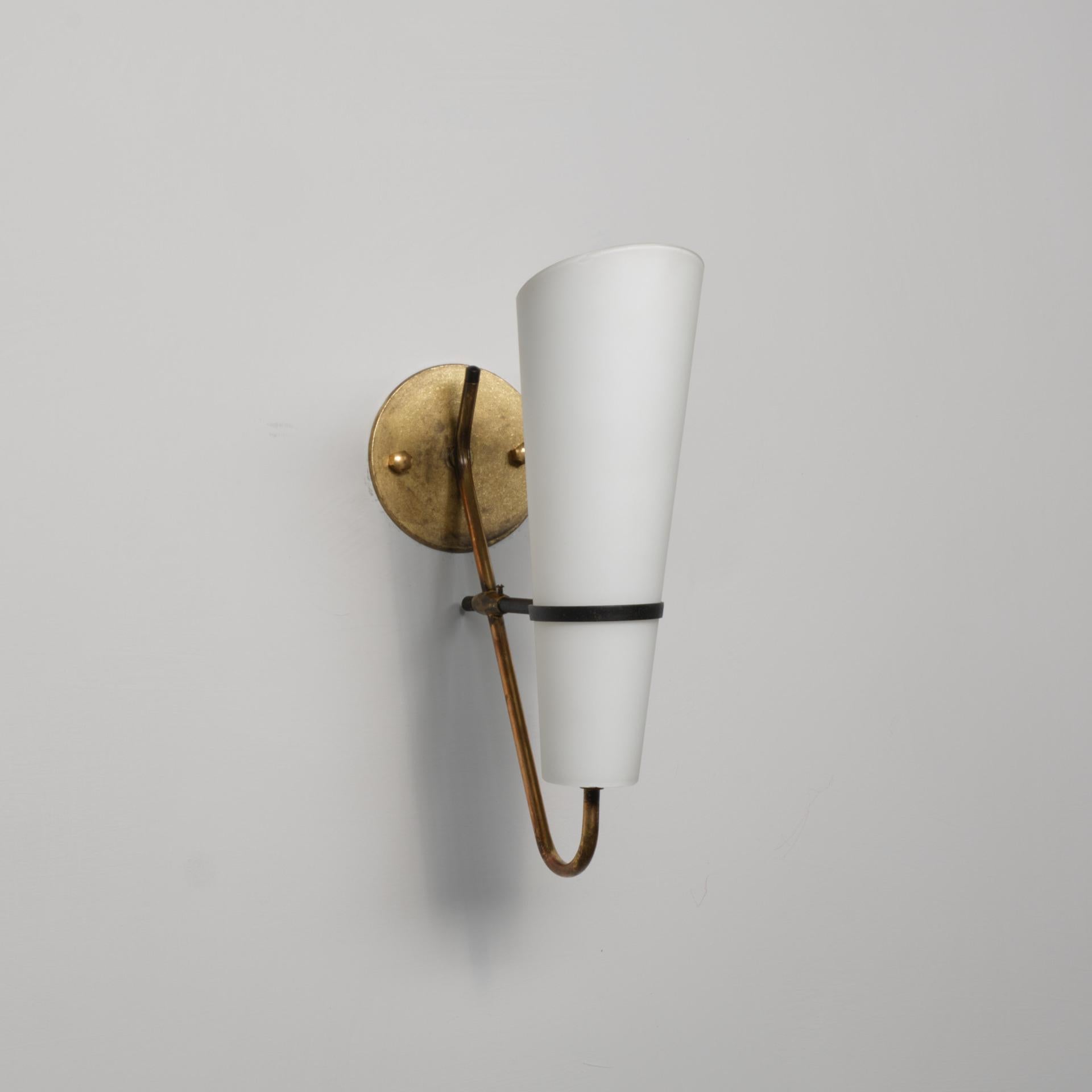 Gran aplique italiano de latón con tulipas cónicas de vidrio opalino, 1950 en Bueno estado para la venta en Rome, IT