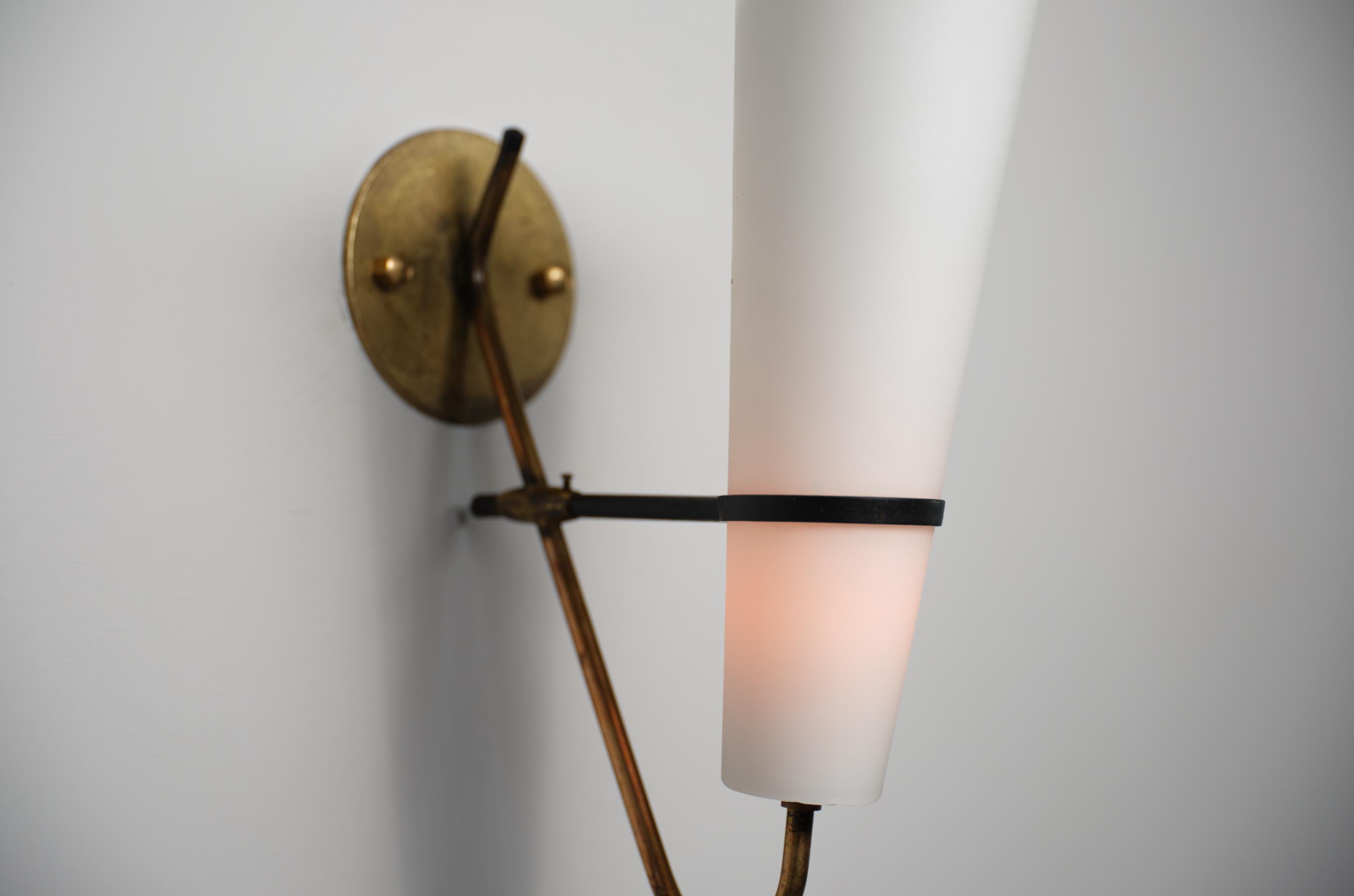 Gran aplique italiano de latón con tulipas cónicas de vidrio opalino, 1950 Italiano en venta