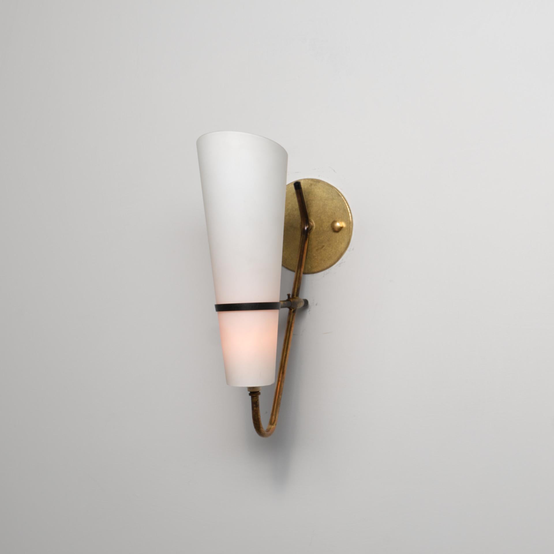 Gran aplique italiano de latón con tulipas cónicas de vidrio opalino, 1950 mediados del siglo XX en venta