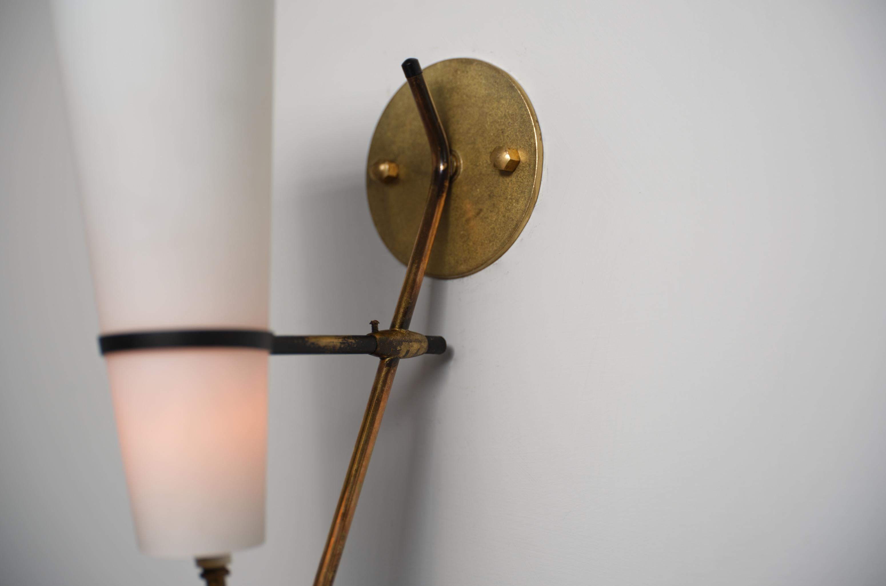 Gran aplique italiano de latón con tulipas cónicas de vidrio opalino, 1950 Metal en venta