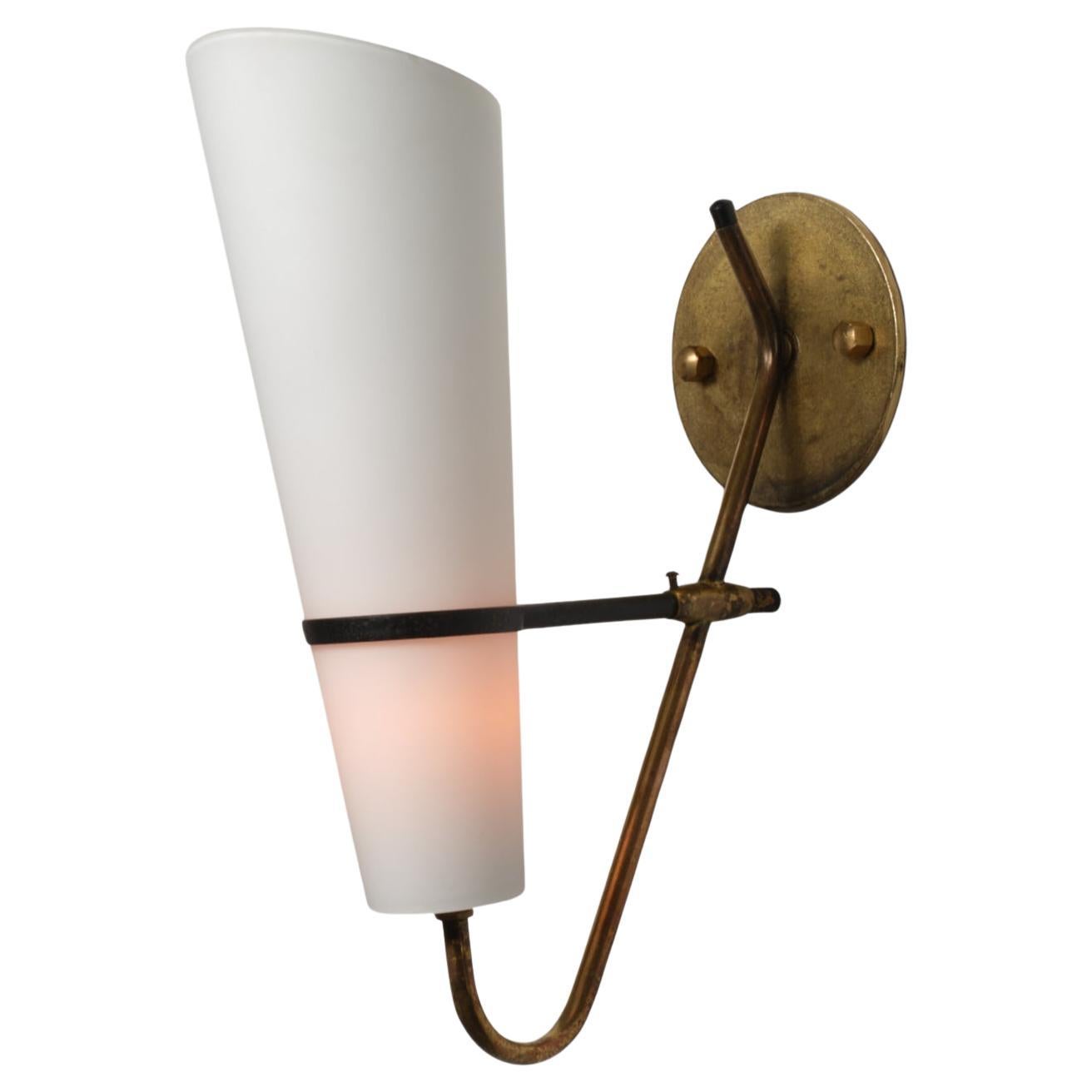 Grande applique italiana in ottone con paralumi conici in vetro opalino, 1950