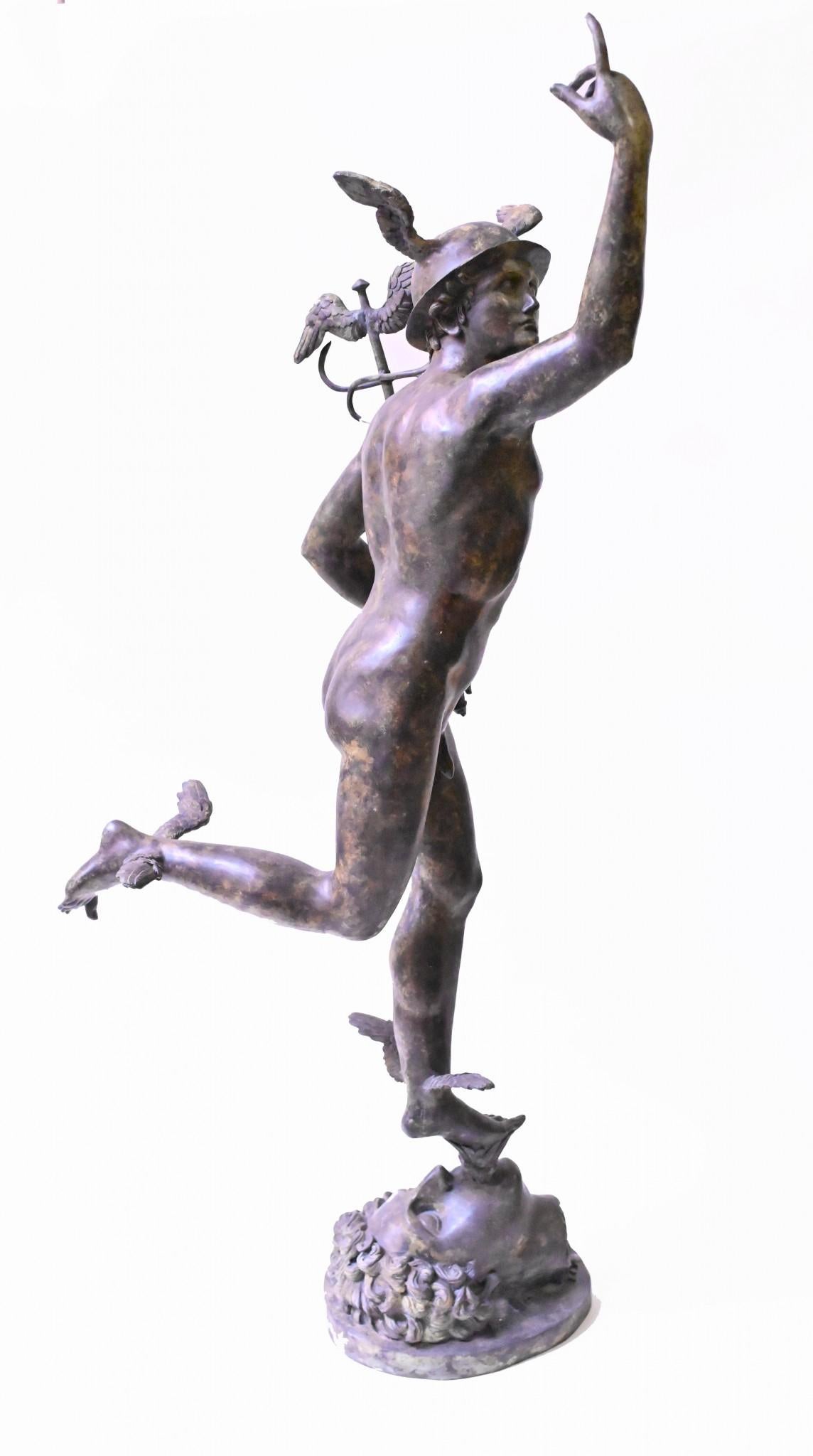 Incroyable statue géante en bronze de la célèbre statue de Mercure
La version originale a été réalisée par l'artiste italien Giambologna
Cette version mesure plus d'un mètre quatre-vingt-dix, soit près de deux mètres.
Mercure était le messager des