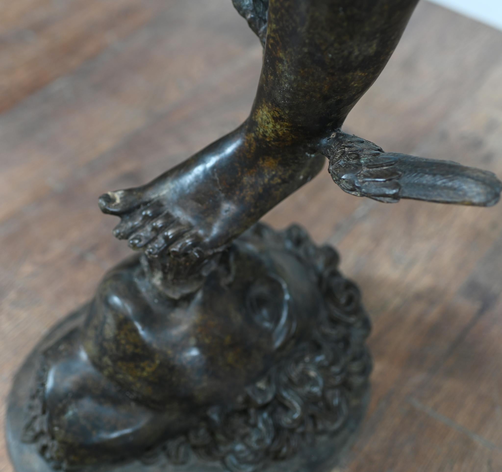 Increíble estatua gigante de bronce de la famosa estatua de Mercurio
La versión original es del artista italiano Giambologna
Esta versión mide más de 1,80 m - casi 2 metros
Mercurio era el mensajero de los dioses en la mitología romana, de ahí su