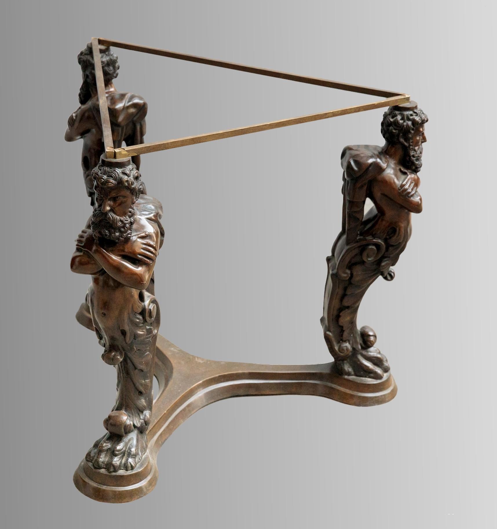 Großer italienischer Bronze-Sockeltisch, Tablett in Porphyrimitation bemalt (Barock) im Angebot
