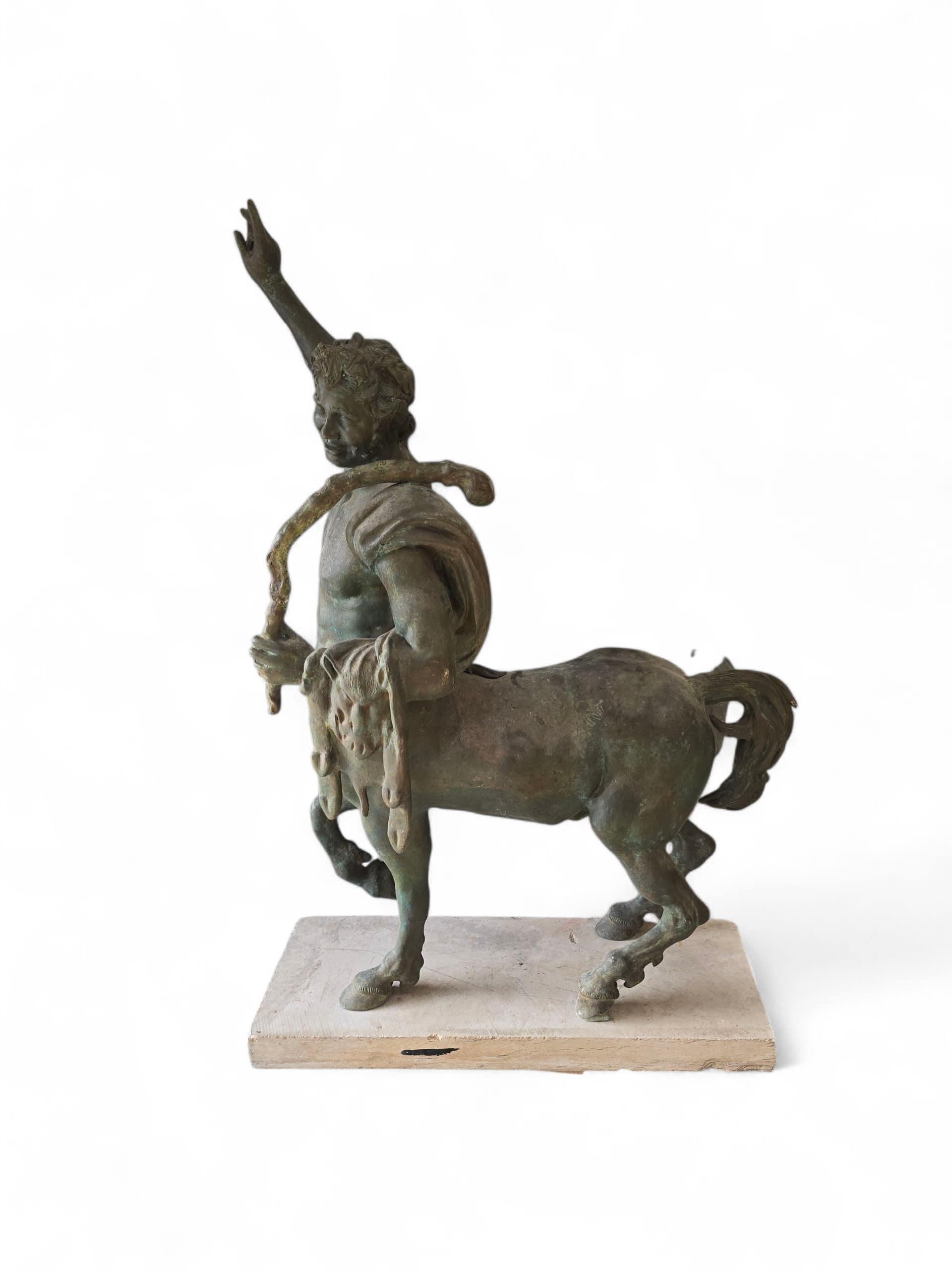 Imponente scultura da giardino in bronzo di grandi dimensioni raffigurante un centauro classico, montata su una base di marmo.
Eccezionale esempio di artigianato italiano dei primi del Novecento, questo pezzo cattura la forza e il dinamismo della