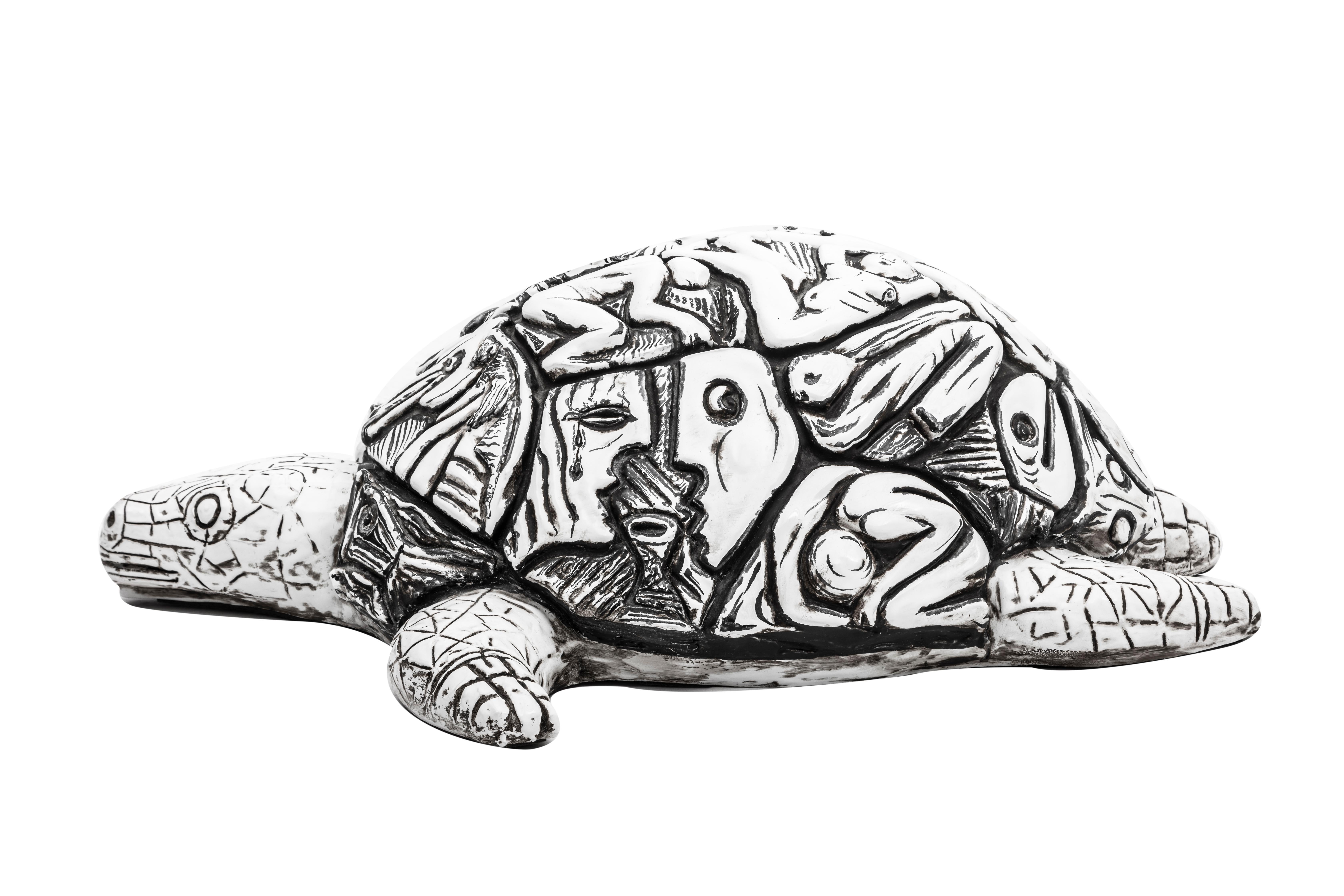 Esta gran escultura de cerámica es obra del escultor milanés Toni Fabris. Esta rara pieza fue creada en el taller del artista en Brera Studio, Milán, a principios de la década de 1960. Representa una gran tortuga con figuras humanas y animales