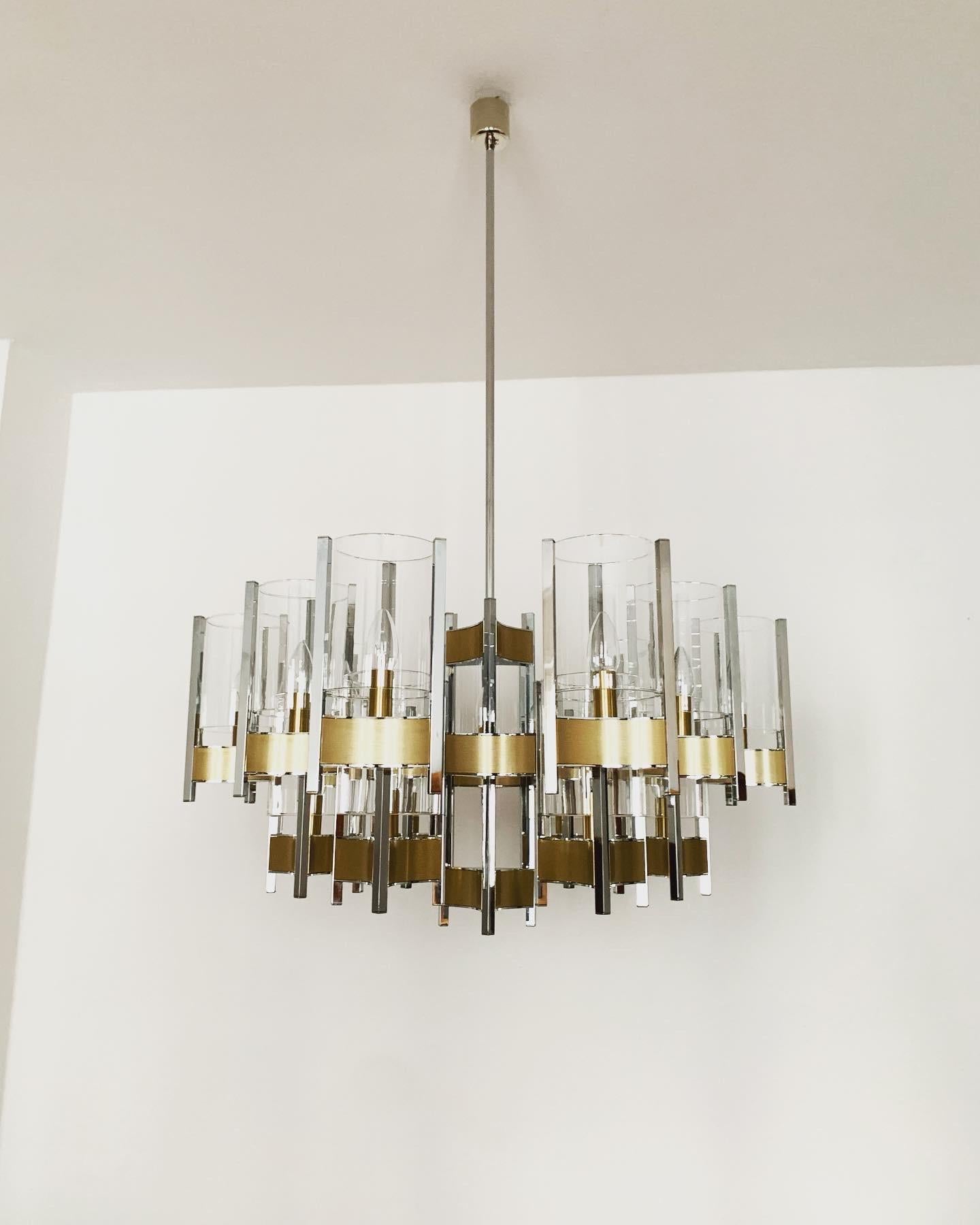Wonderful brutalist chandelier from the 1960s.
Extremely successful Italian design.
A very pleasant and sparkling light is created.

Design: Gaetano Sciolari

Condition:

Very good vintage condition with slight signs of wear consistent with