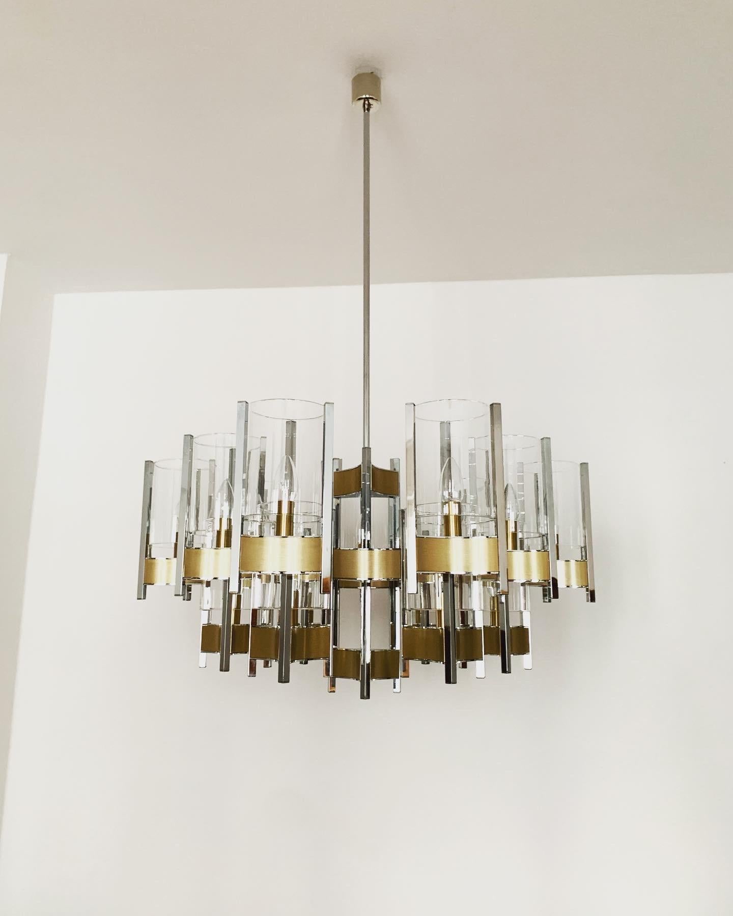 Wonderful brutalist chandelier from the 1960s.
Extremely successful Italian design.
A very pleasant and sparkling light is created.

Design: Gaetano Sciolari

Condition:

Very good vintage condition with slight signs of wear consistent with age.
The