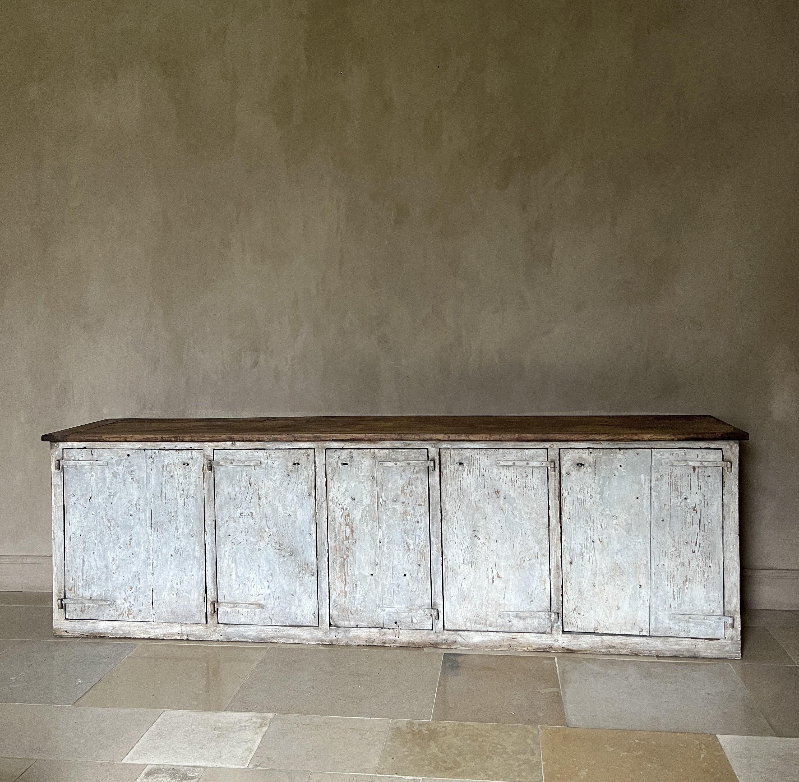 Large 19th century Italian buffet. Verry simple in overall design but rich in sobre details. The corpus in pine and the top in Walnut. Beautiful patina of the original paint.