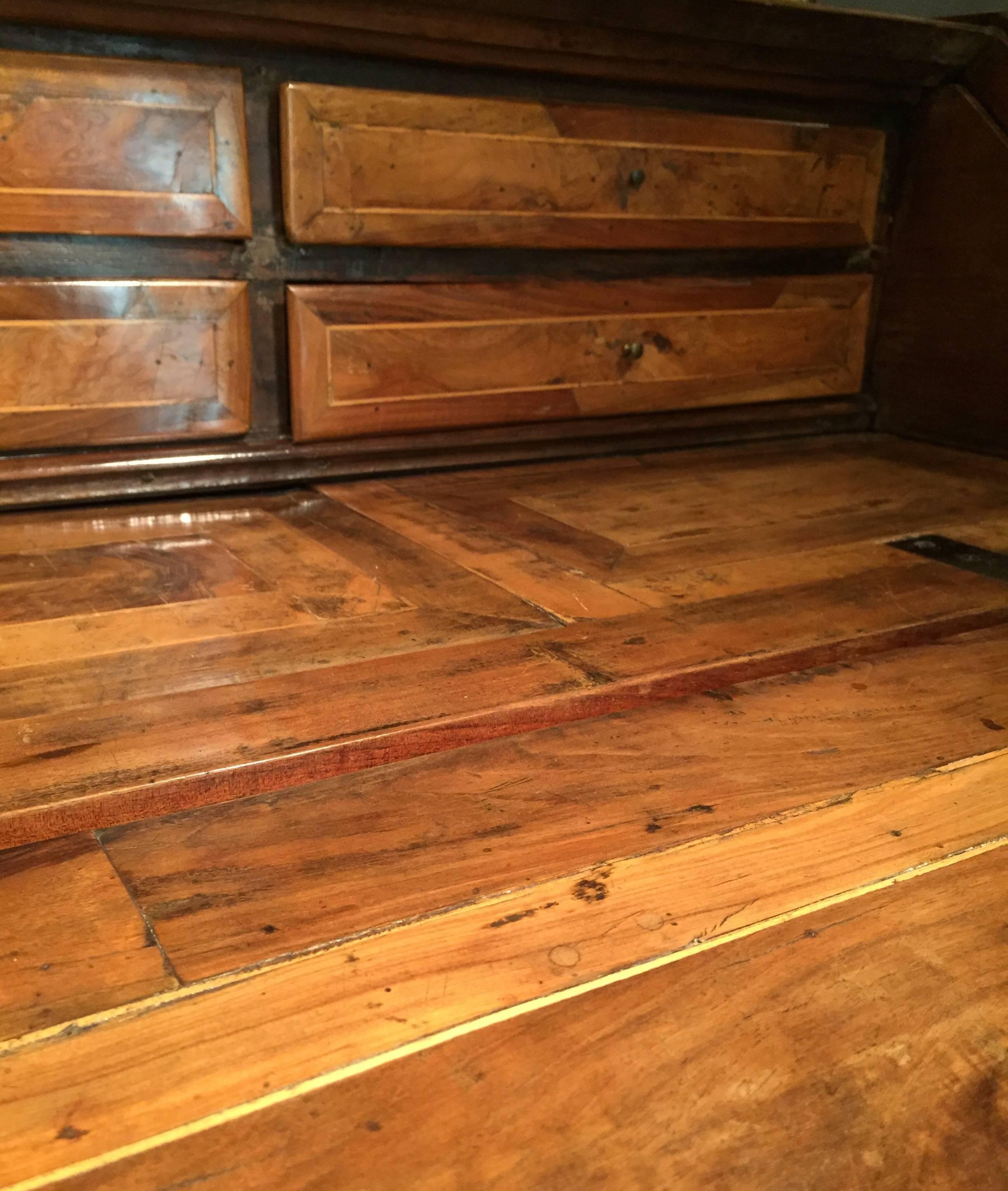 Large Italian Bureau 18th Century Inlayed Walnut Chest of Drawers with Flap For Sale 8