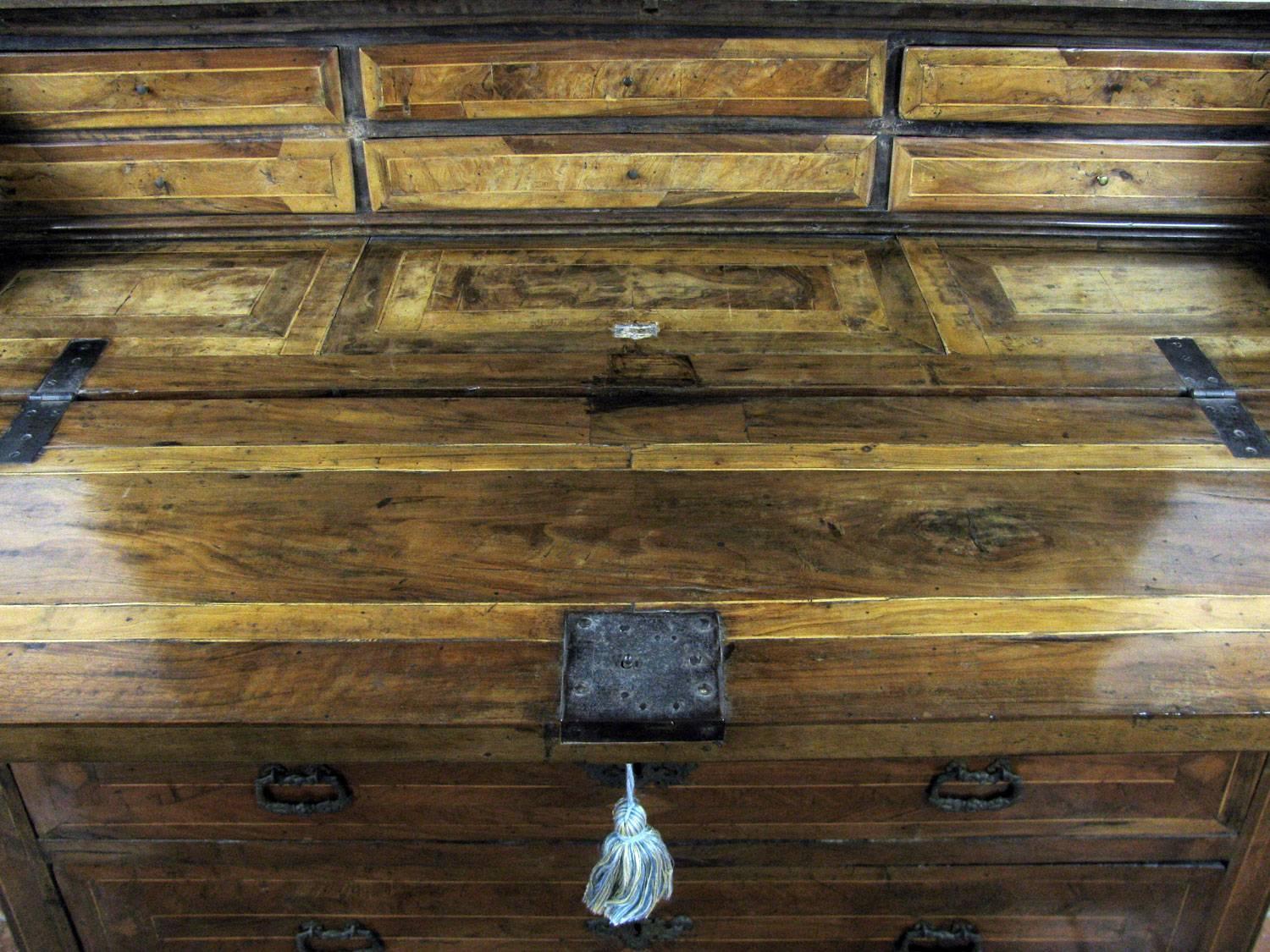 Large Italian Bureau 18th Century Inlayed Walnut Chest of Drawers with Flap For Sale 2