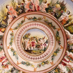 Grande ciotola da centro in porcellana italiana di Capodimonte con scena di cherubini in rilievo, XX secolo