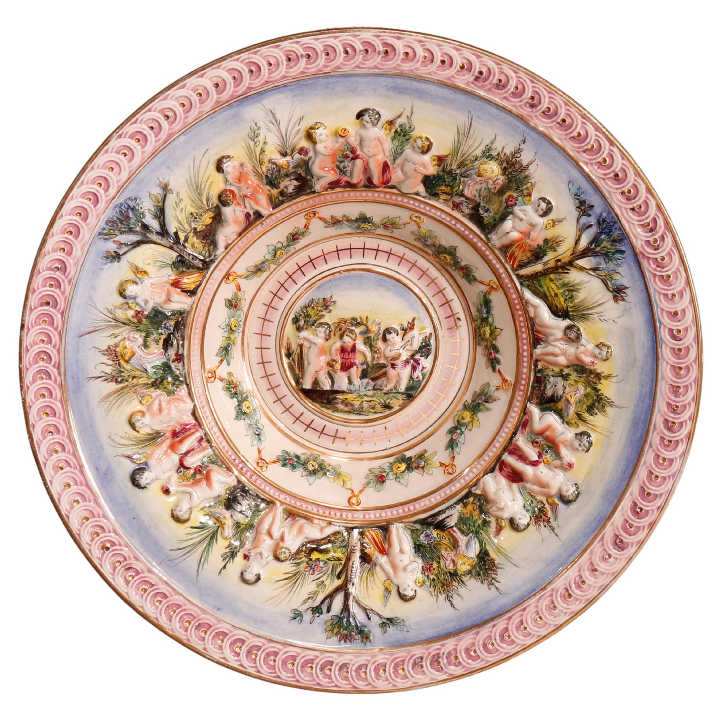 Grand bol central en porcelaine italienne de Capodimonte, scène d'angelots en relief, 20e siècle en vente