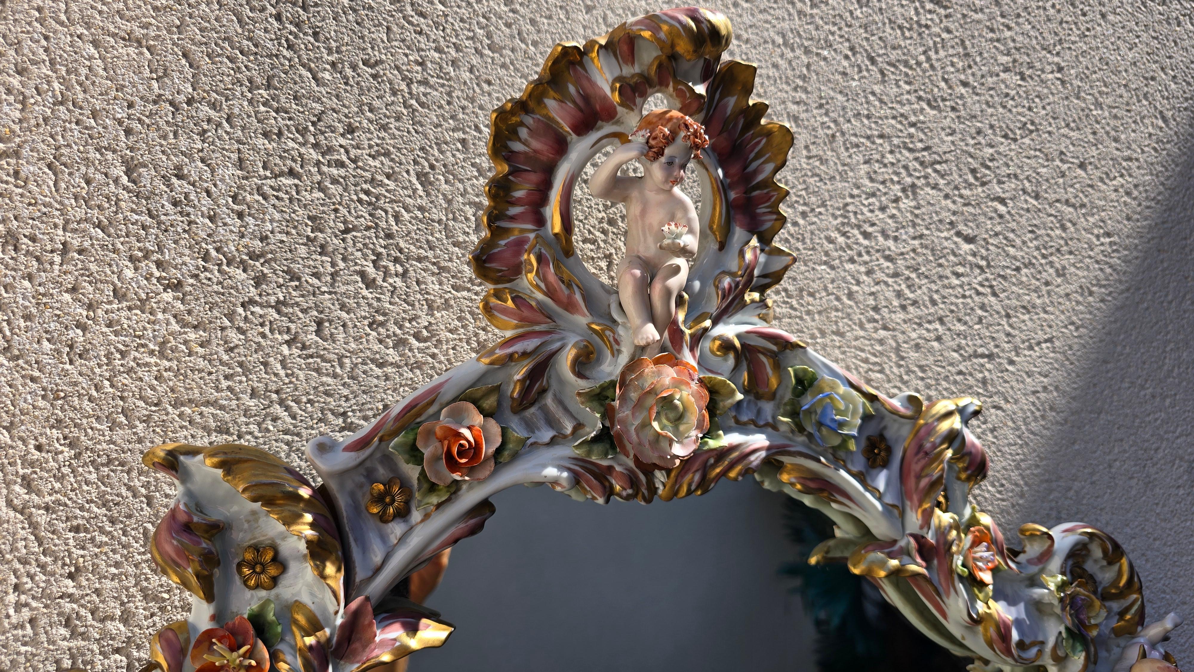Gran espejo de porcelana italiana Capodimonte Hollywood Regency con querubines en venta 3