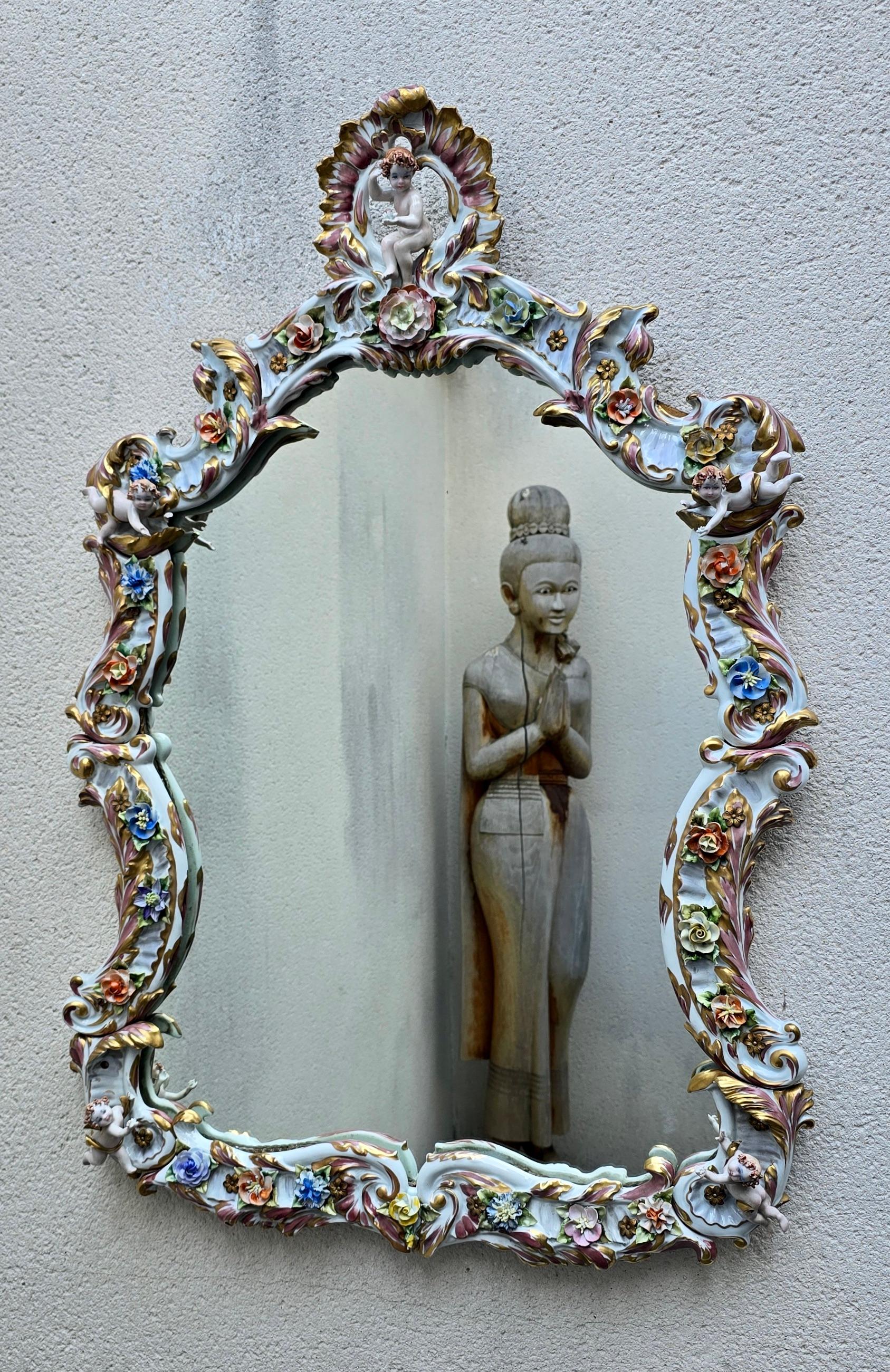 Gran espejo de porcelana italiana Capodimonte Hollywood Regency con querubines en venta 4