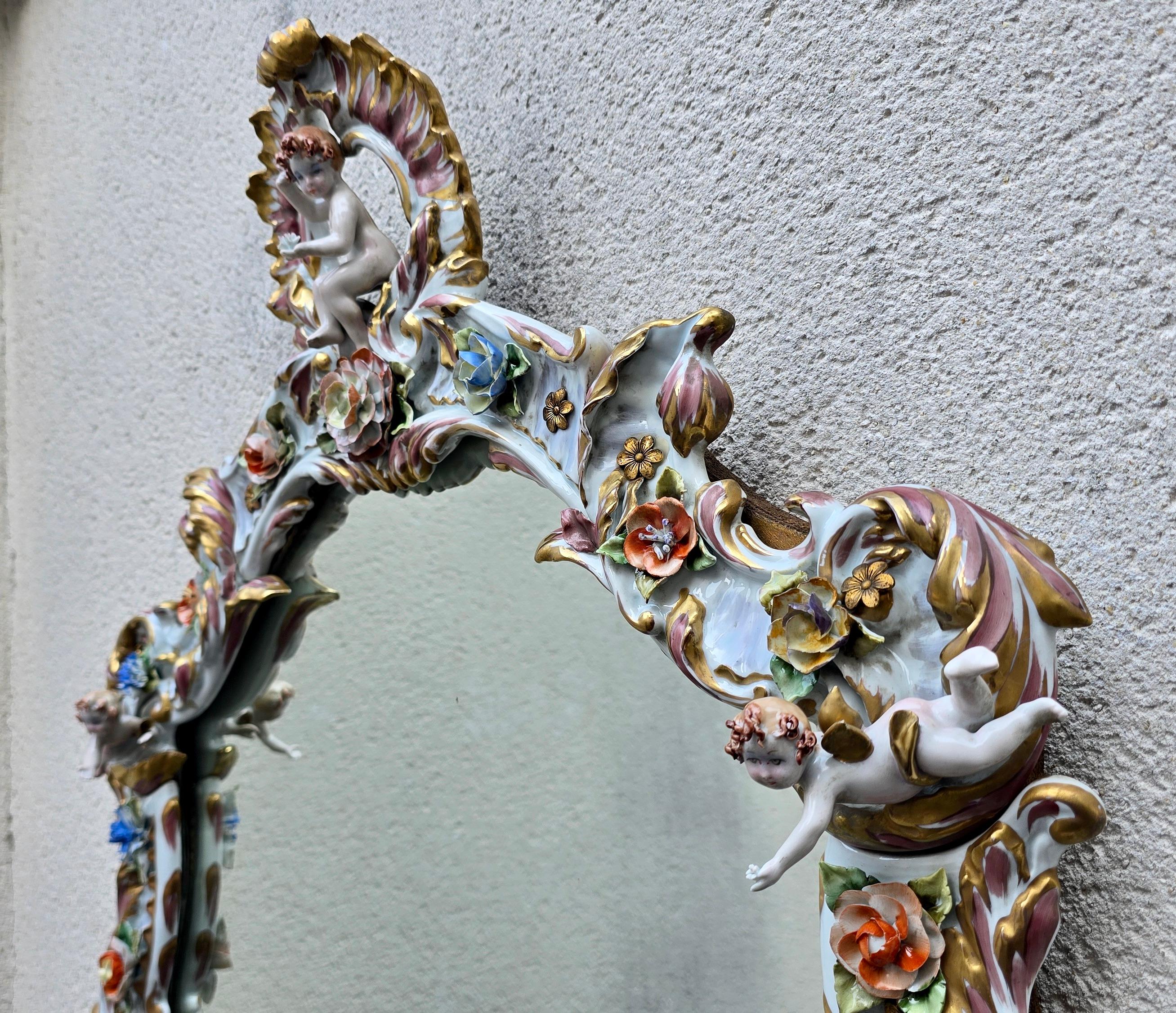 Gran espejo de porcelana italiana Capodimonte Hollywood Regency con querubines en venta 5