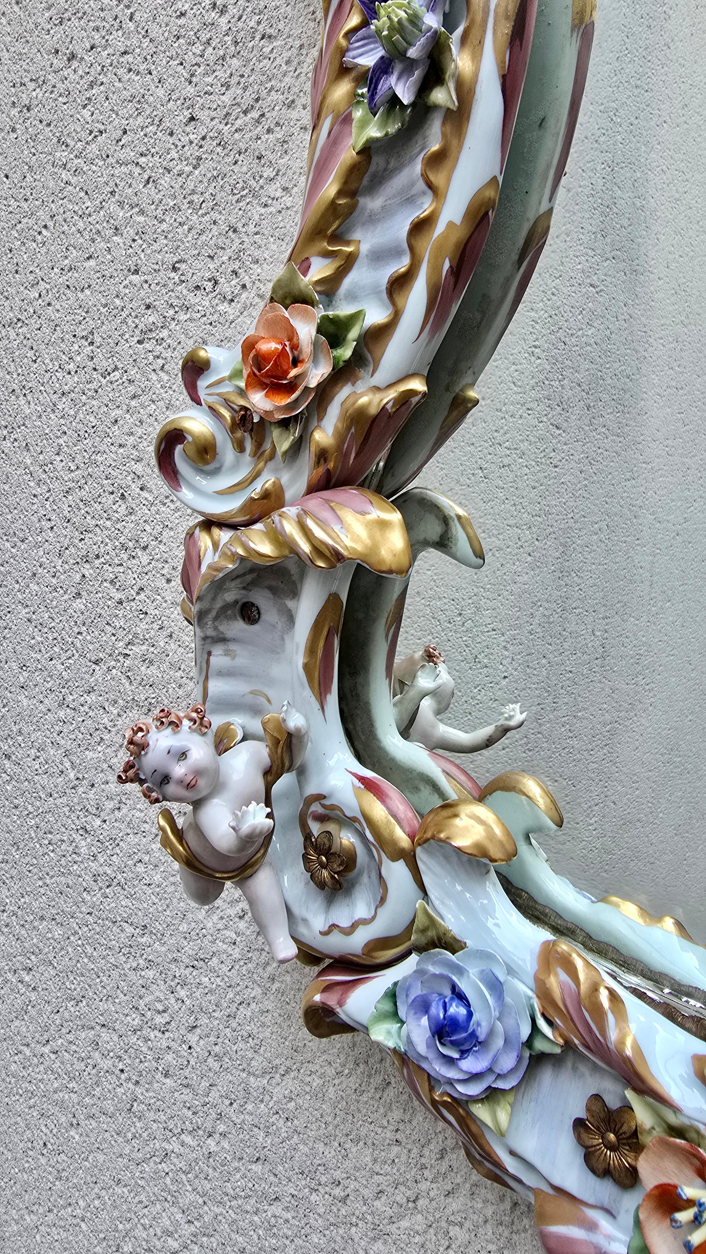 Gran espejo de porcelana italiana Capodimonte Hollywood Regency con querubines en venta 6