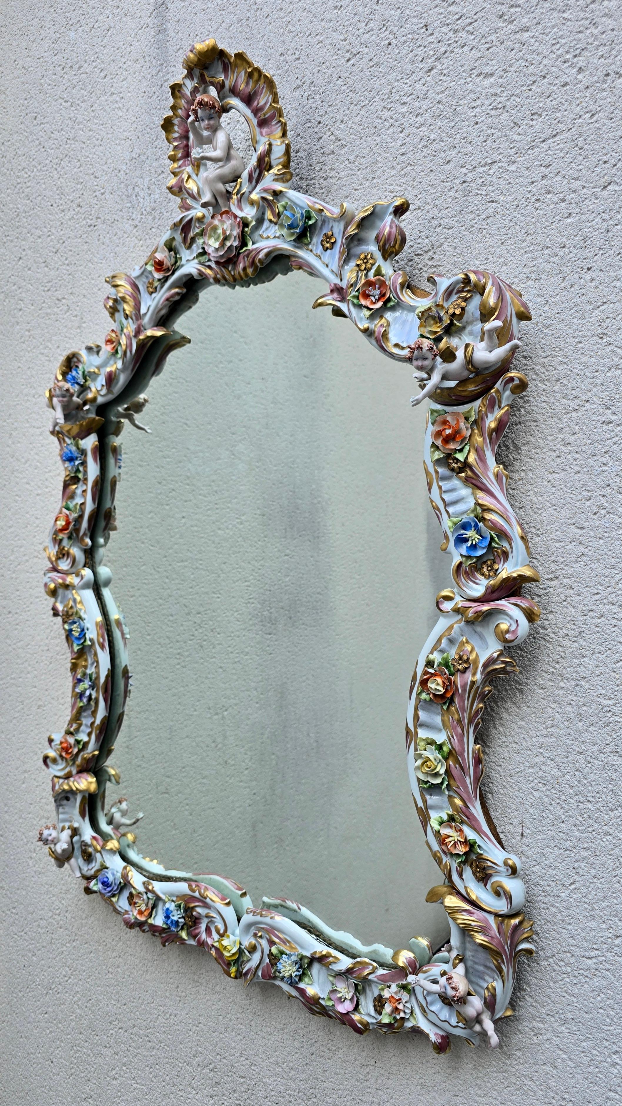 Gran espejo de porcelana italiana Capodimonte Hollywood Regency con querubines en venta 7