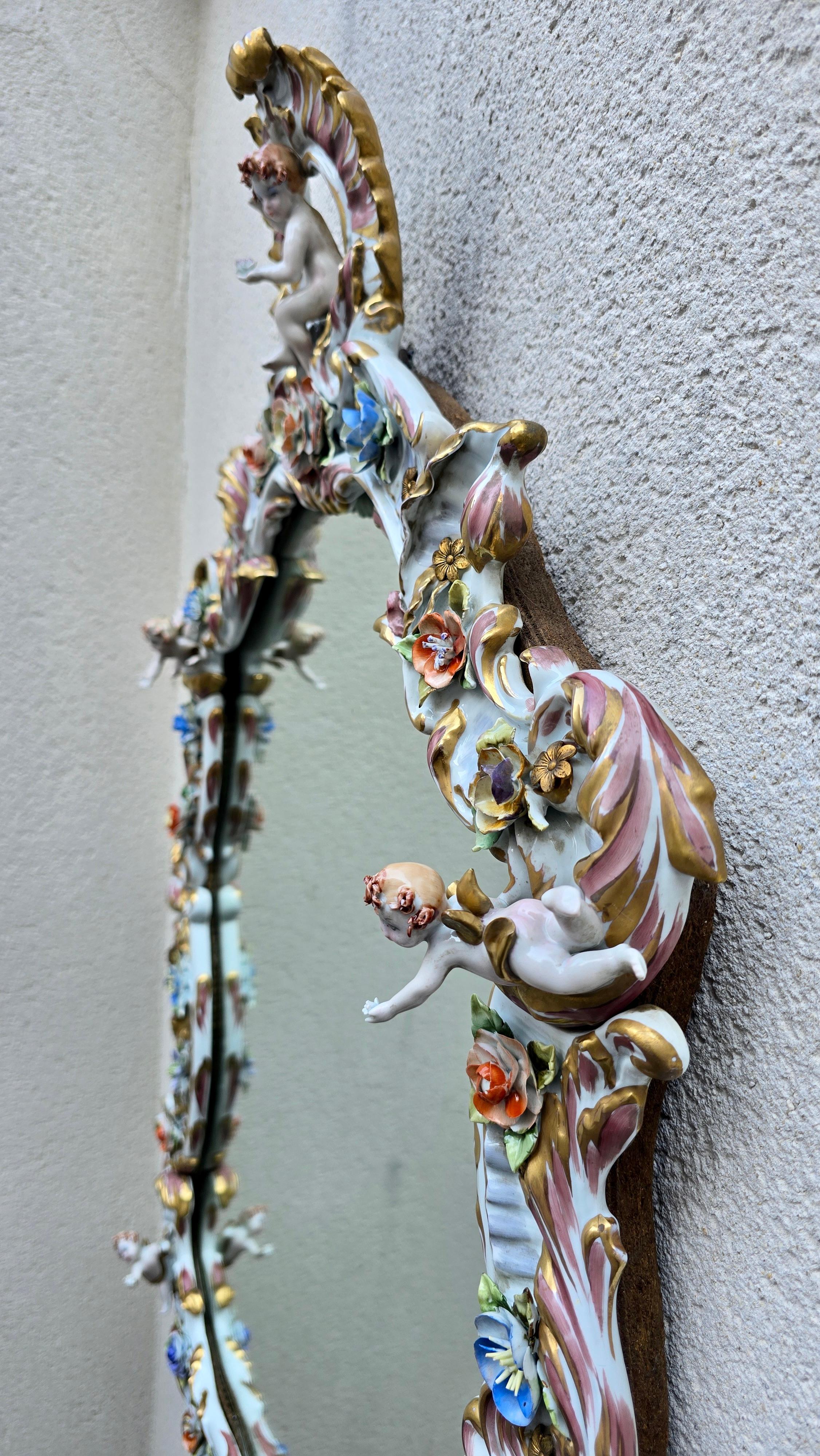 Gran espejo de porcelana italiana Capodimonte Hollywood Regency con querubines en venta 8