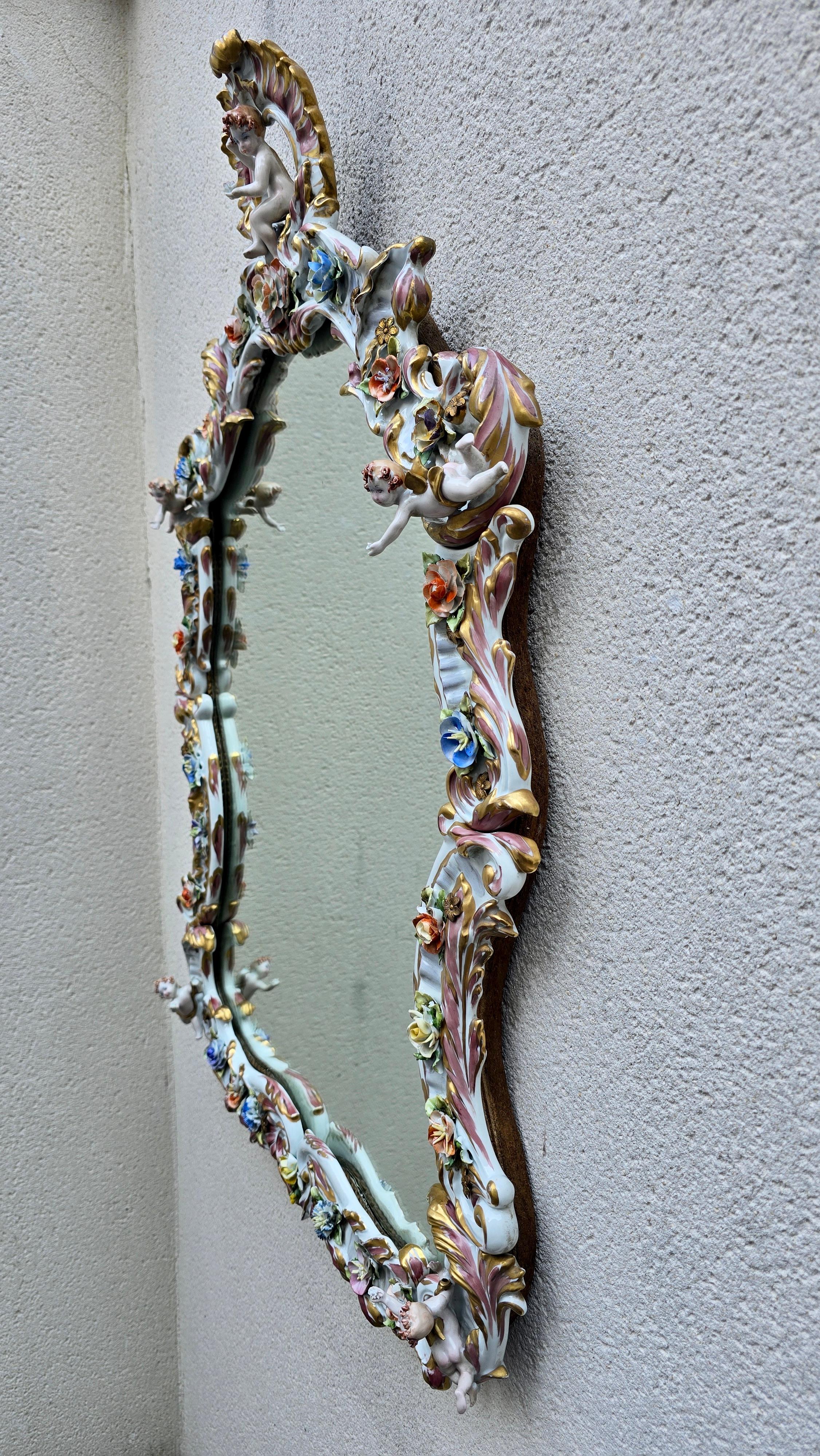 Gran espejo de porcelana italiana Capodimonte Hollywood Regency con querubines en venta 9
