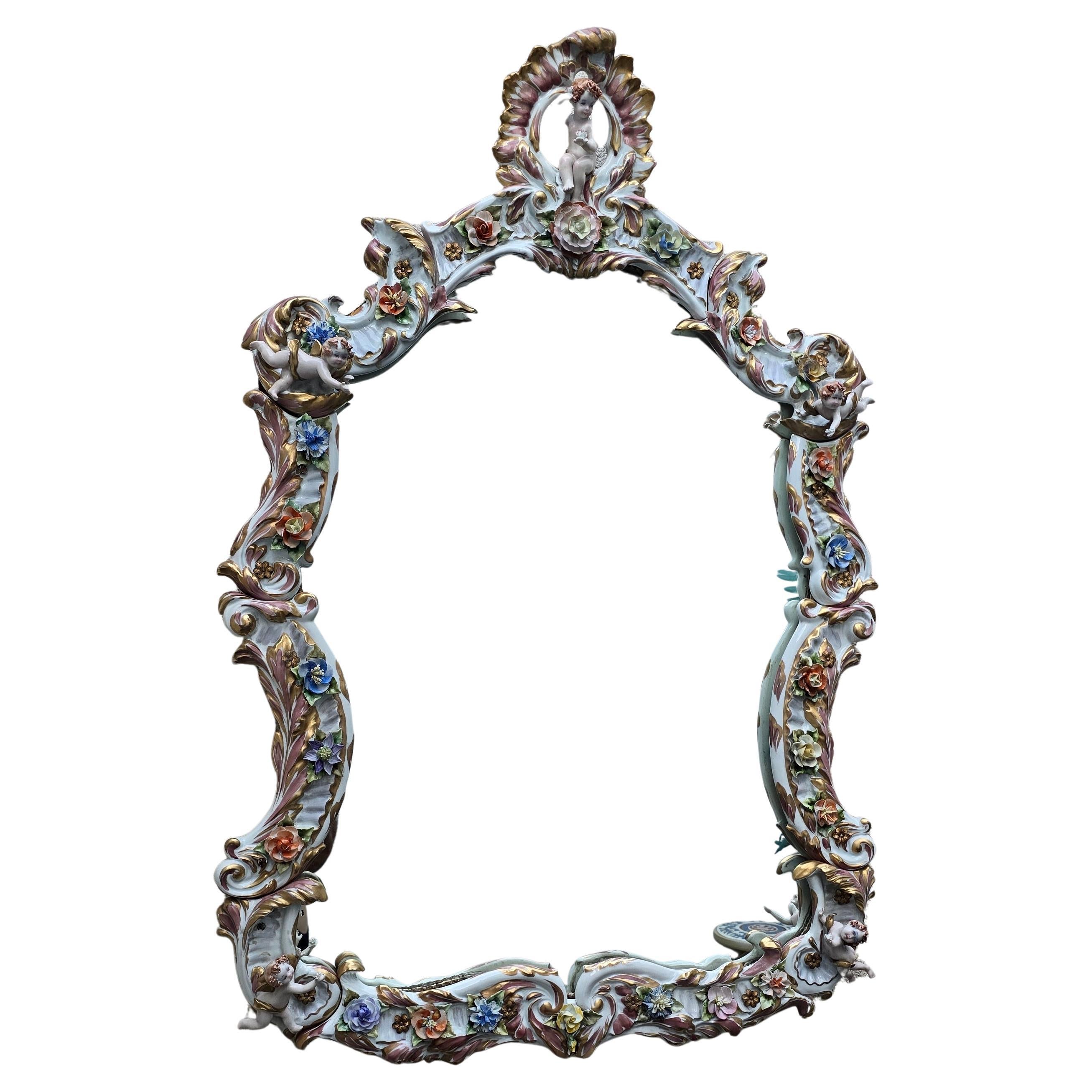 Gran espejo de porcelana italiana Capodimonte Hollywood Regency con querubines y flores, años 50

Un lujoso espejo de porcelana italiana de Capodimonte, ricamente adornado con juguetones querubines (putti) y flores de porcelana finamente trabajadas.