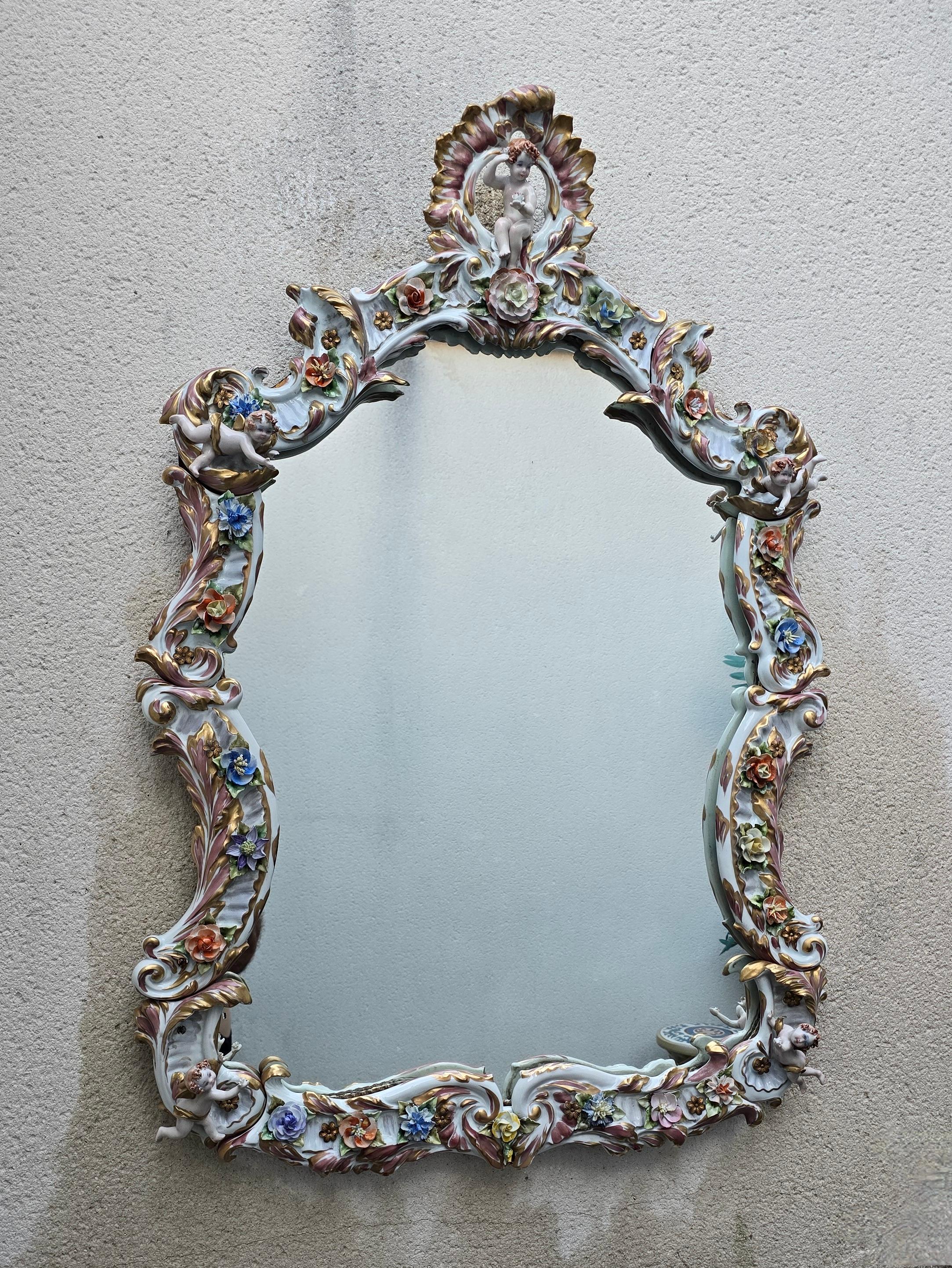 Gran espejo de porcelana italiana Capodimonte Hollywood Regency con querubines Regencia de Hollywood en venta