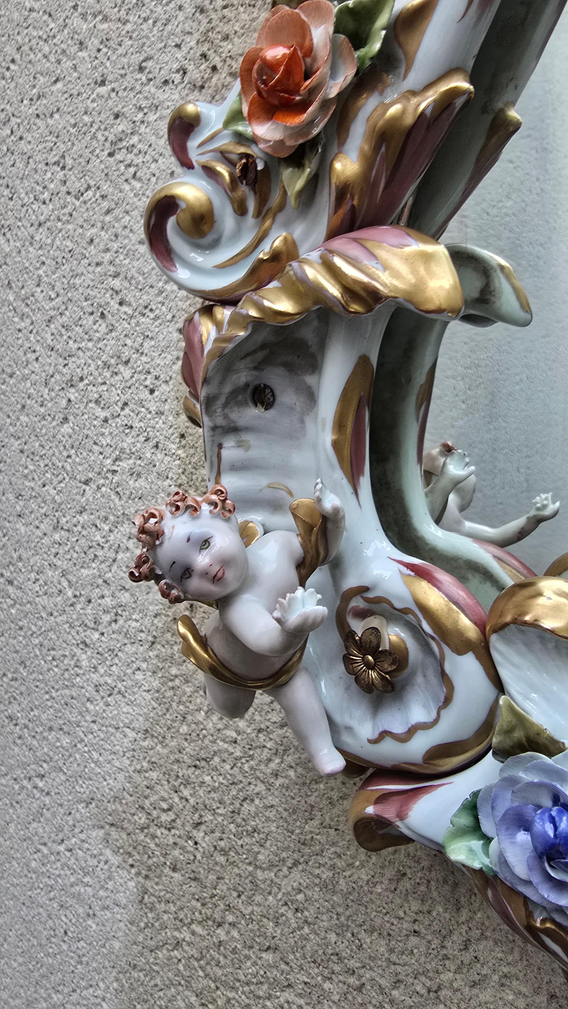 Gran espejo de porcelana italiana Capodimonte Hollywood Regency con querubines Italiano en venta