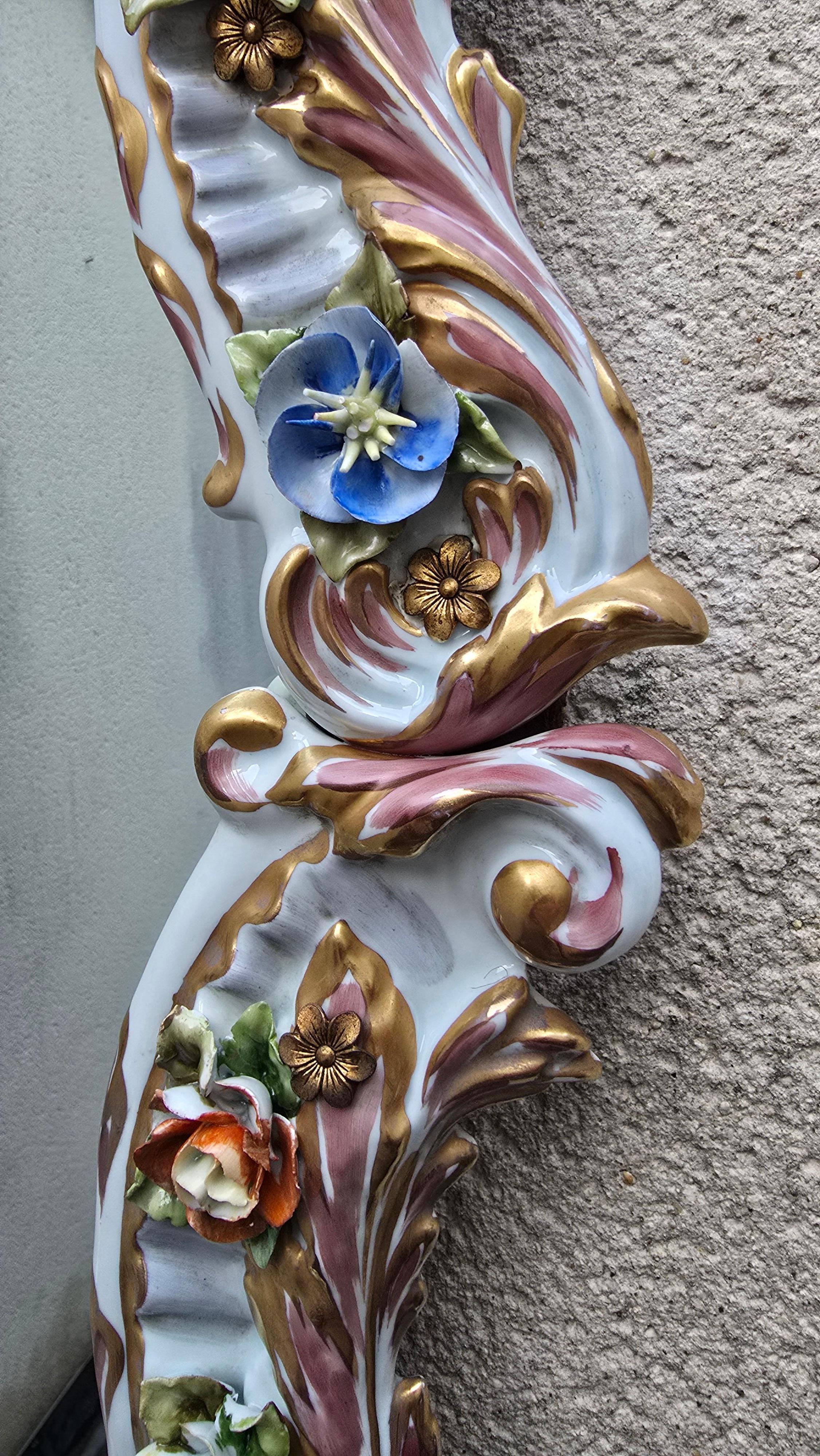 Gran espejo de porcelana italiana Capodimonte Hollywood Regency con querubines en Bueno estado para la venta en Antwerp, BE