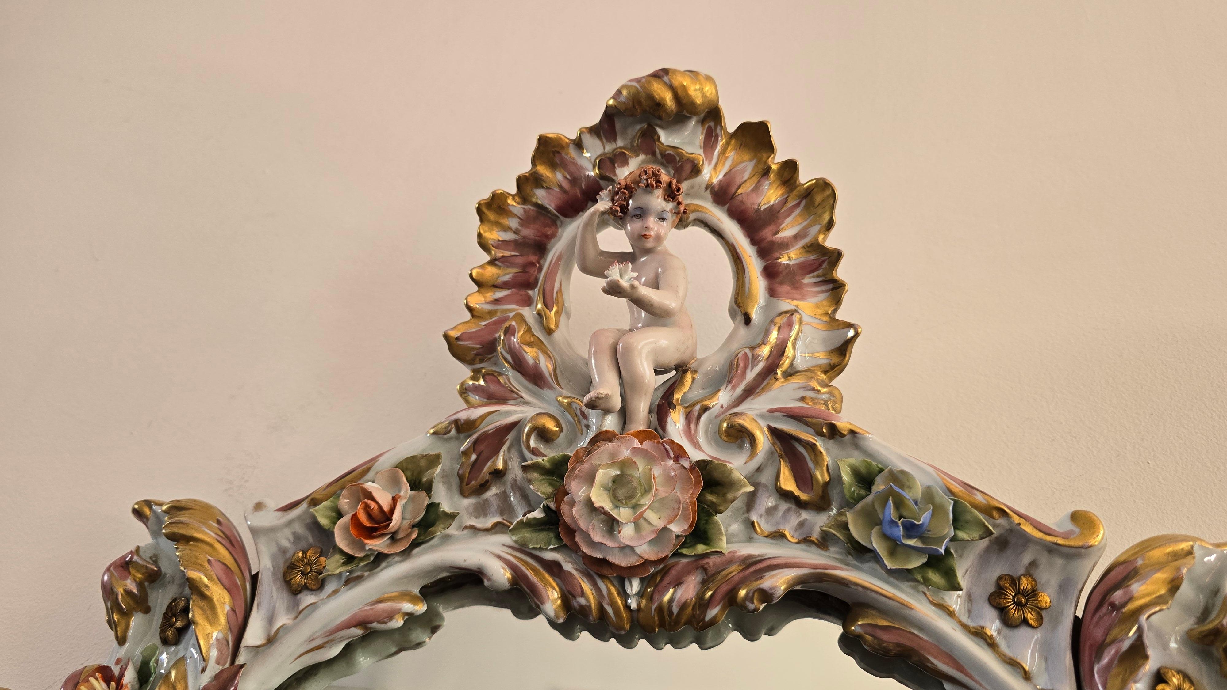 Gran espejo de porcelana italiana Capodimonte Hollywood Regency con querubines siglo XX en venta