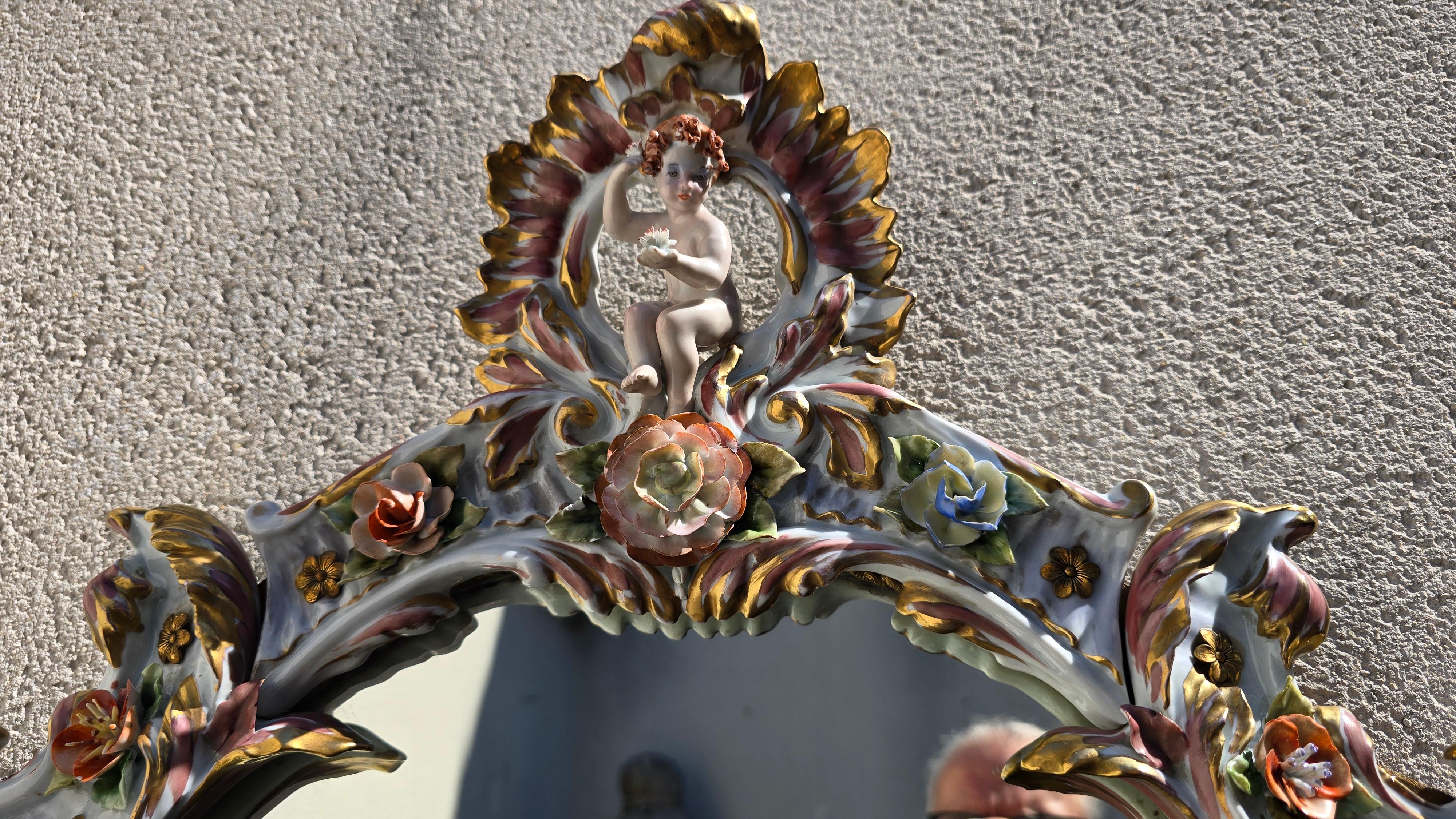 Gran espejo de porcelana italiana Capodimonte Hollywood Regency con querubines Porcelana en venta