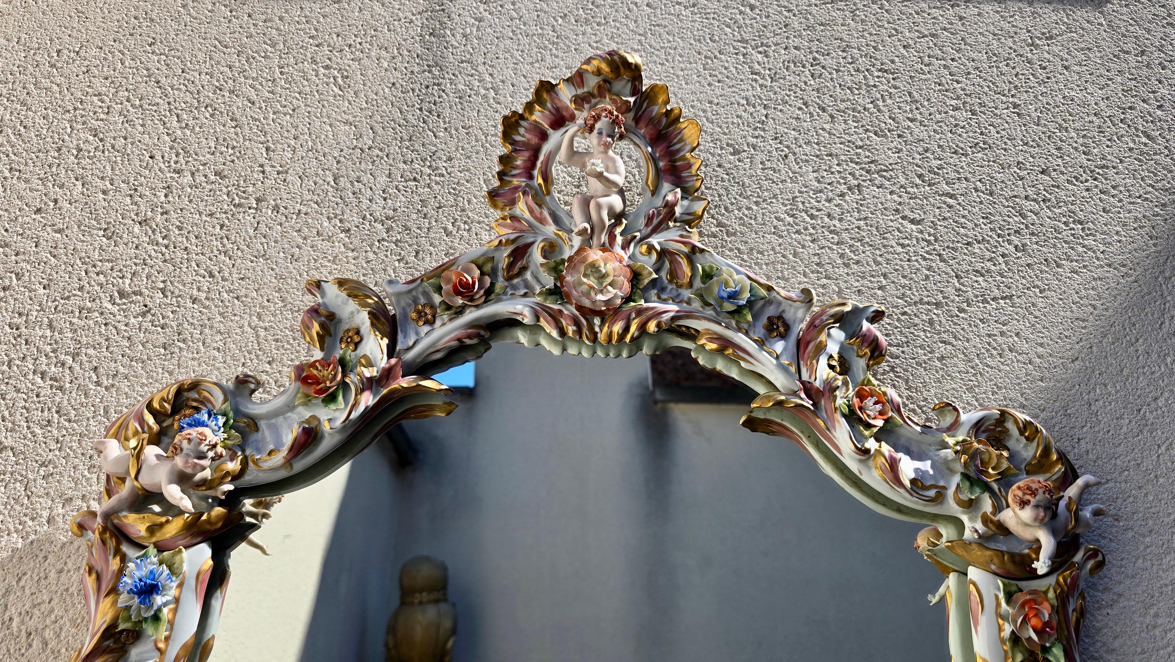 Gran espejo de porcelana italiana Capodimonte Hollywood Regency con querubines en venta 1